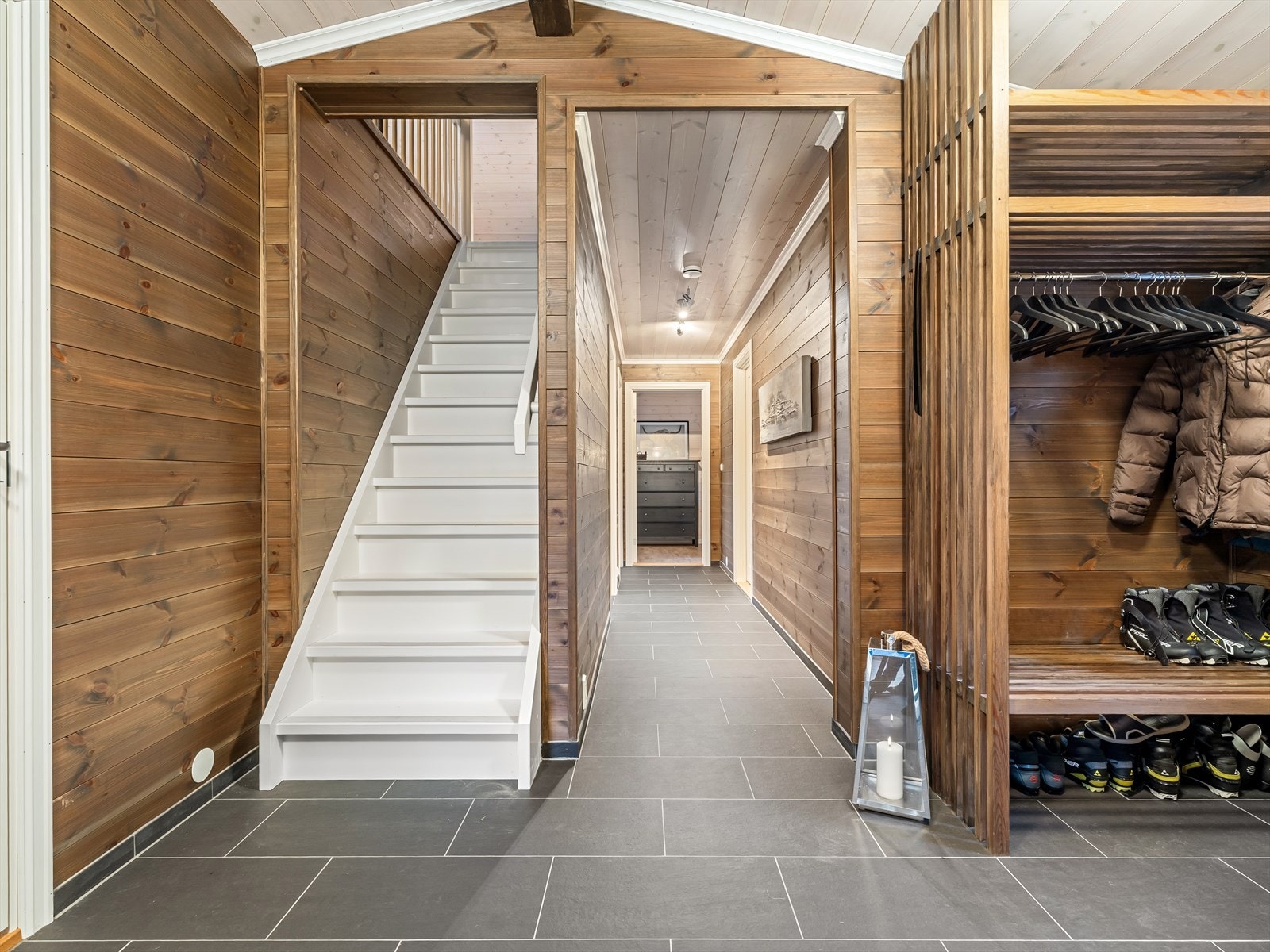 Soveromsfløy i egen ende av hytten, samt ekstra rom i 2. etasje. Til sammen hele 5 soverom med plass til 12 personer. Galleribilde