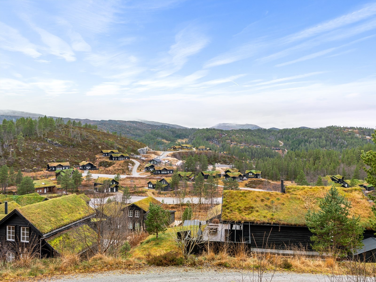 Med denne utsikten har du full oversikt over hele hyttefeltet. Det er kun tre hytter som ligger bak deg, noe som gir en god følelse av avskjermet privatliv. Galleribilde