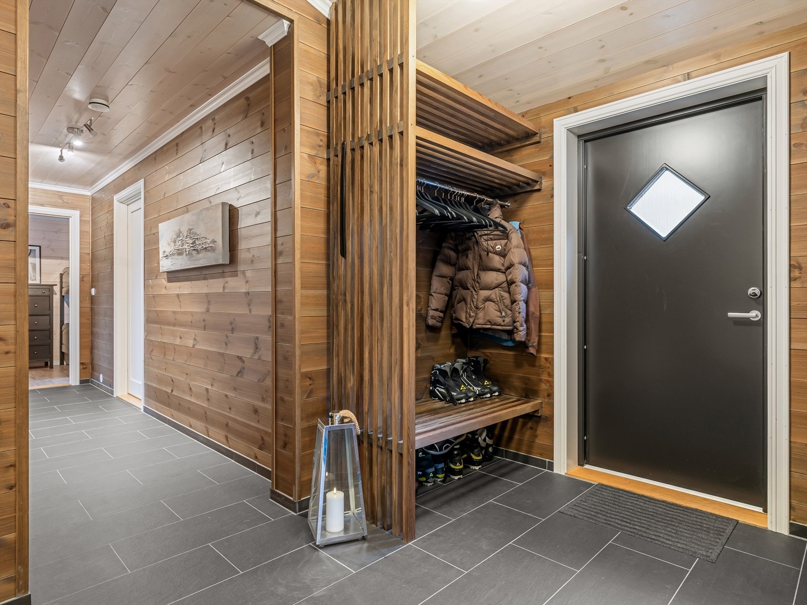 Innbydende og romslig entré. Praktisk med fliser og varme i gulv. God plass til oppheng av klær og sko. Galleribilde