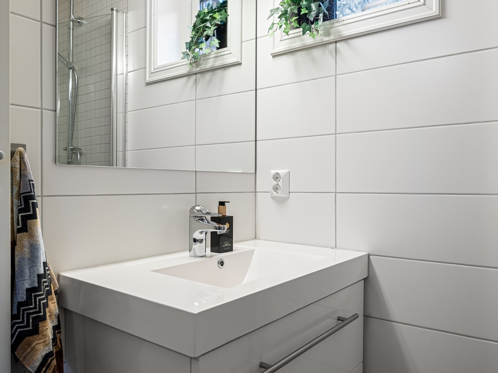 Rask tilgang til gjestetoalettet/bad, en smart løsning, spesielt når barna kommer og går fra utendørs lek. Galleribilde