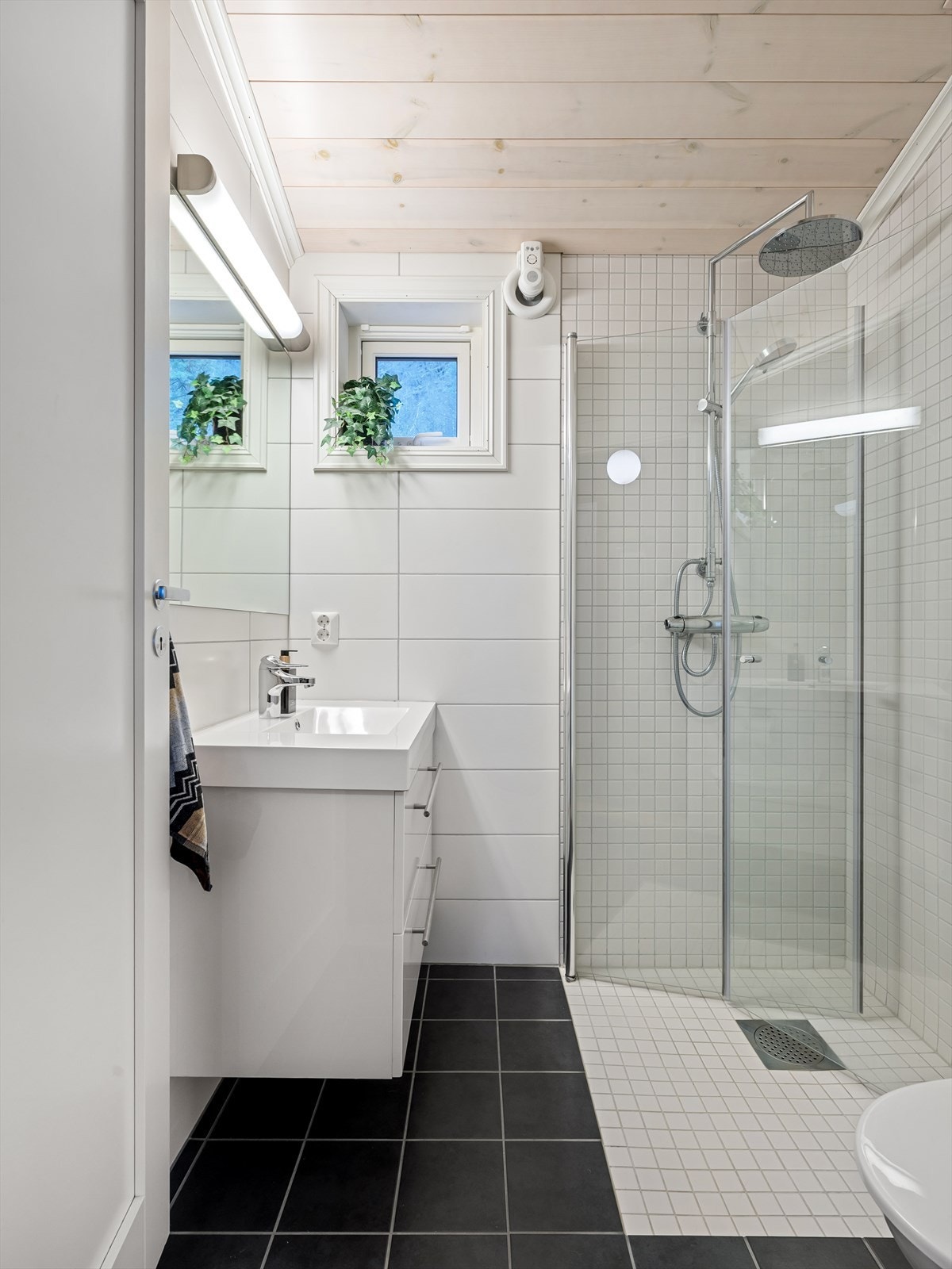 Rask tilgang til gjestetoalettet/bad, en smart løsning, spesielt når barna kommer og går fra utendørs lek. Galleribilde