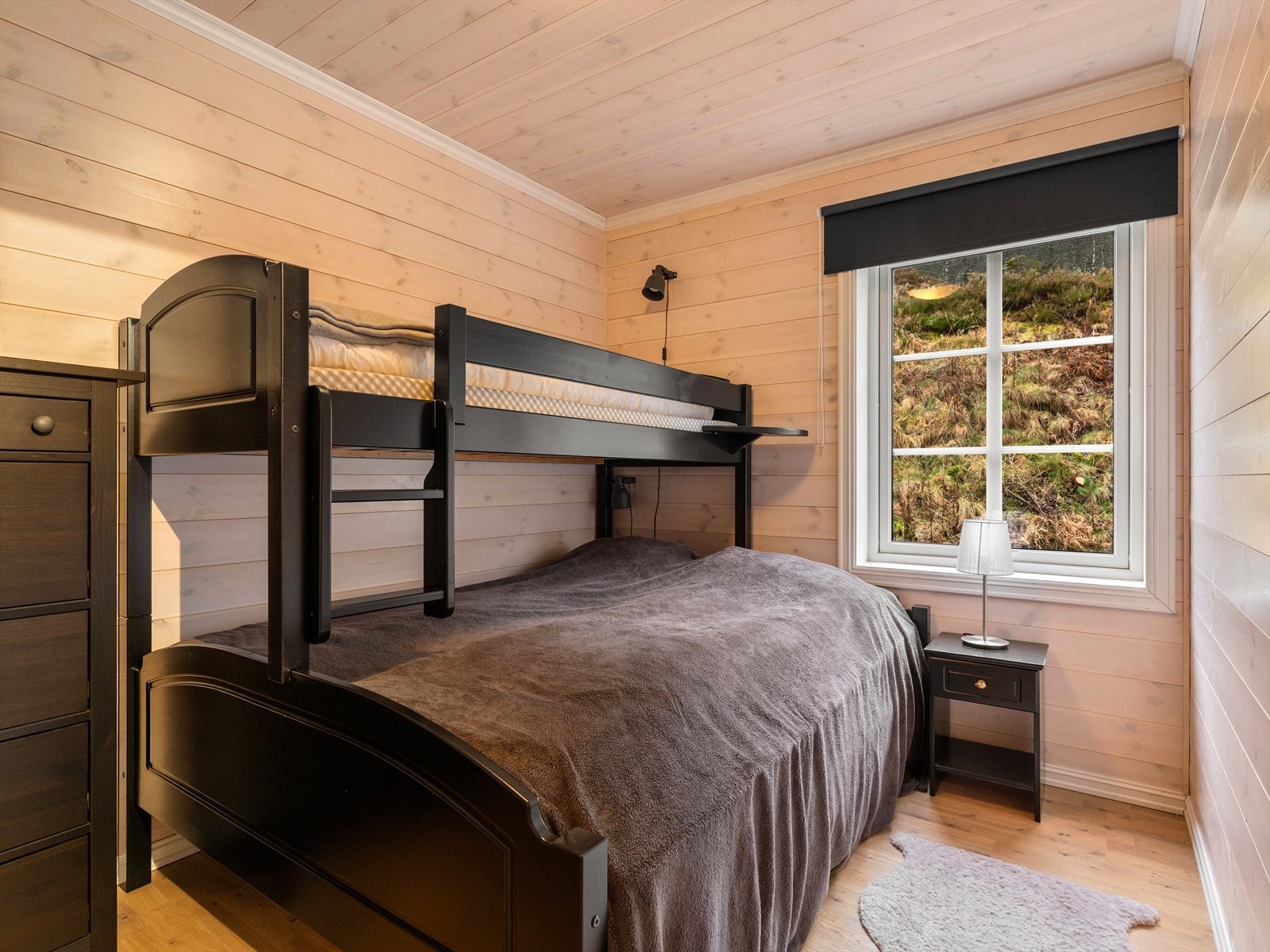 1 av 5 soverom. Rikelig med sengeplasser for familie og besøk. God størrelse på alle soverom. Galleribilde