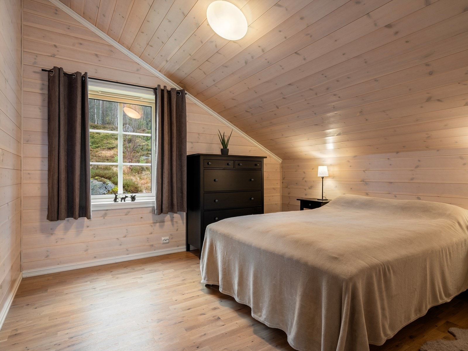 I andre etasje finner du de siste 2 soverommene (5). God plass til ekstra gjester i 2. etasje, eller nok plass til hele storfamilien er på besøk. Galleribilde