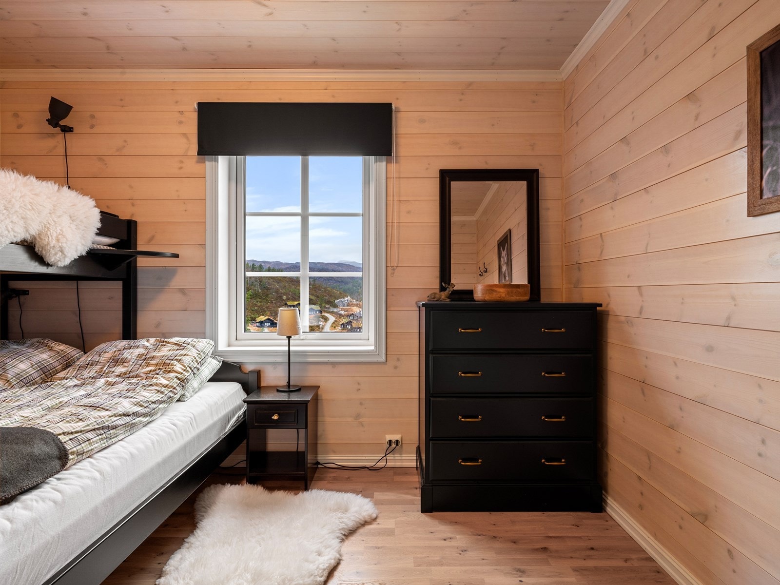 1 av 5 soverom. Rikelig med sengeplasser for familie og besøk. God størrelse på alle soverom. Galleribilde