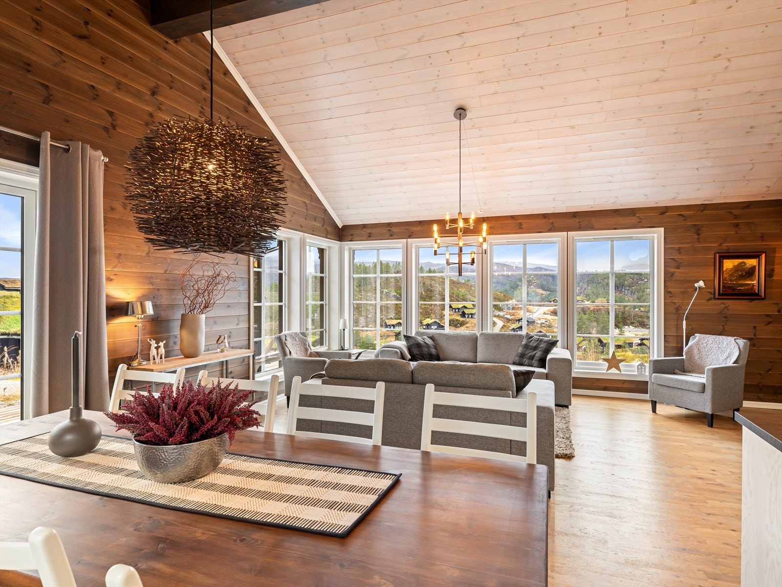 Herlig takhøyde og vinduer i massevis, som slipper inn dagslyset. Stor hovedstue m/flere soner. Galleribilde