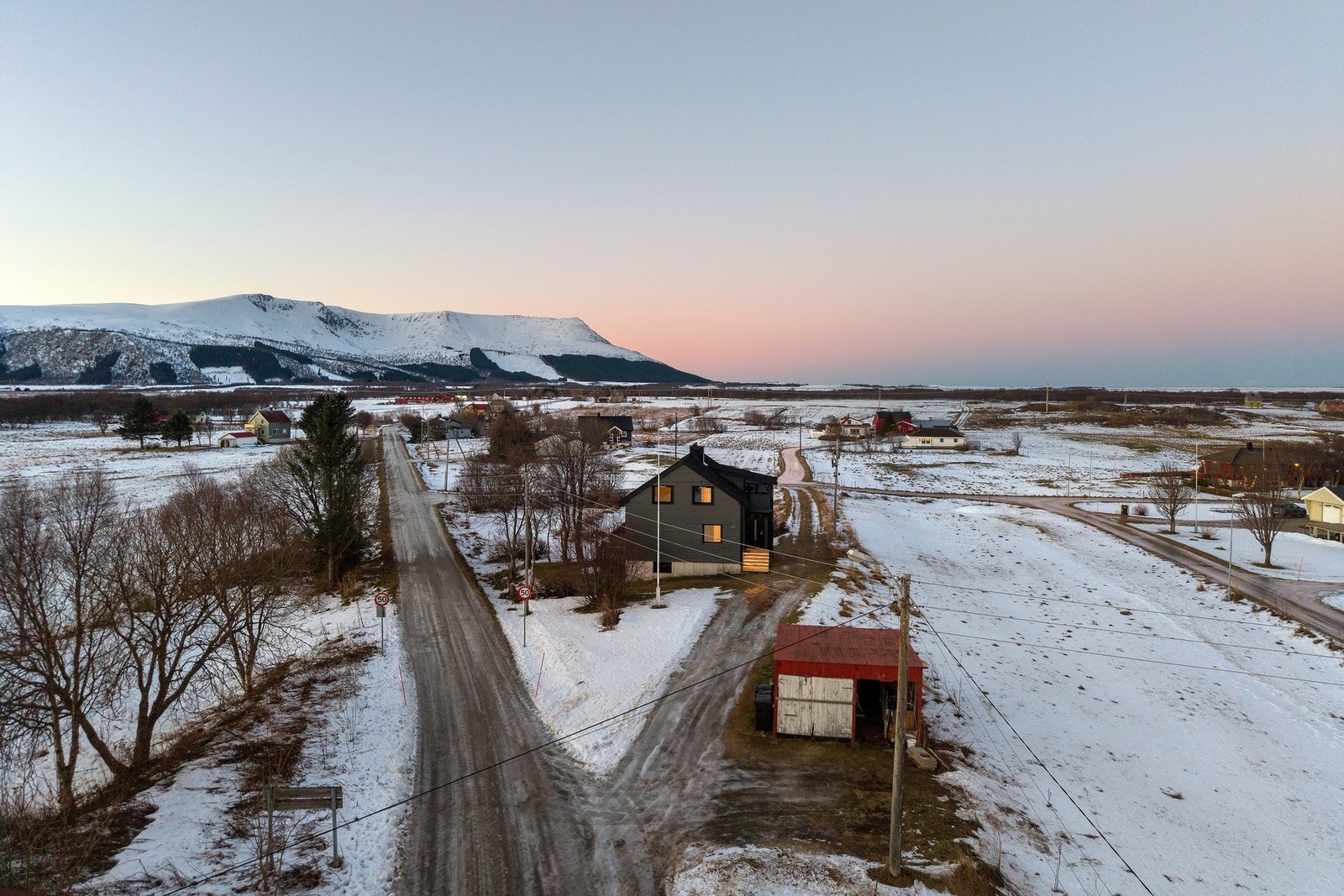 Eiendommen består av enebolig og eldre garasje. Galleribilde