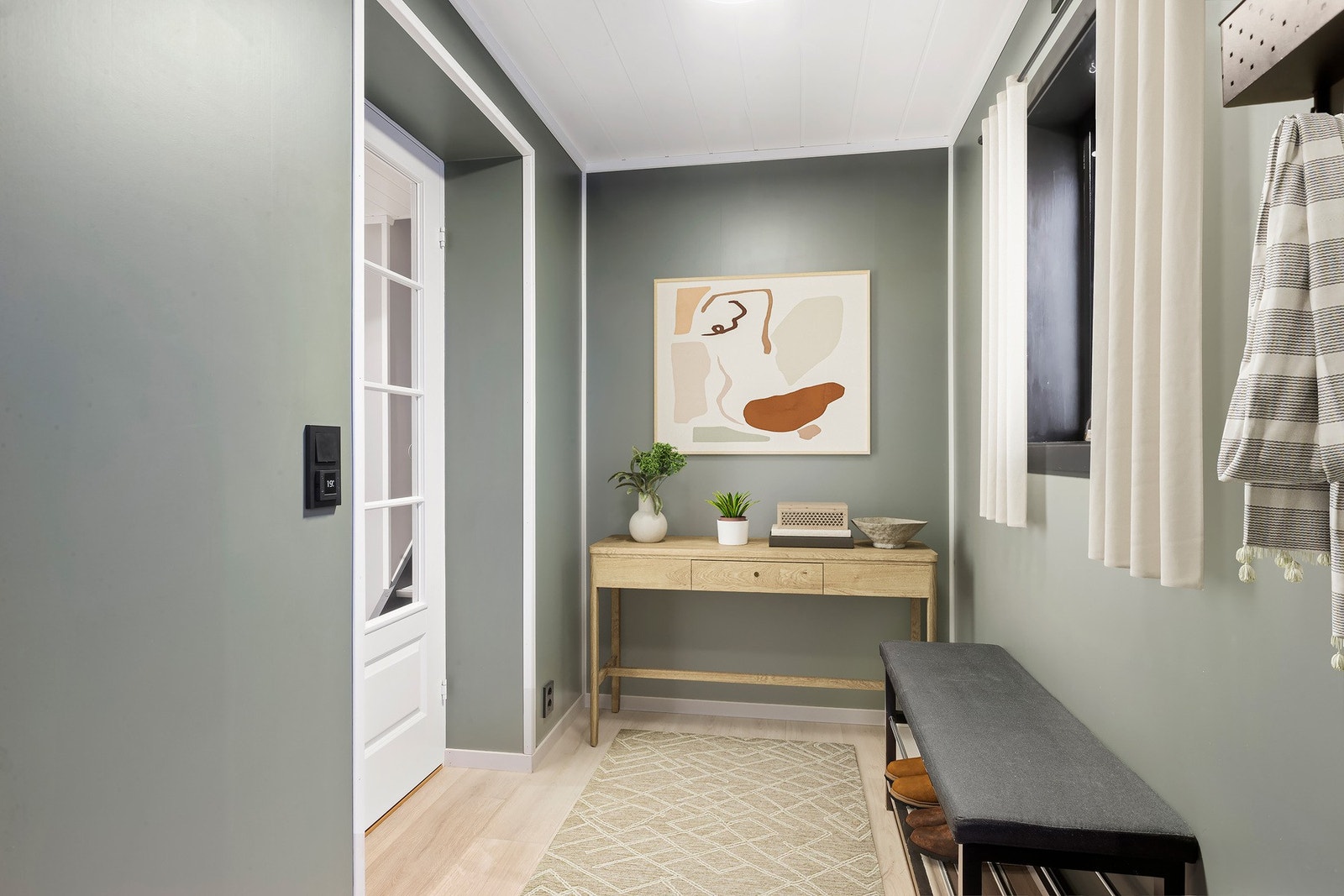 Vindfang med plass til å henge fra seg yttertøyet. Galleribilde