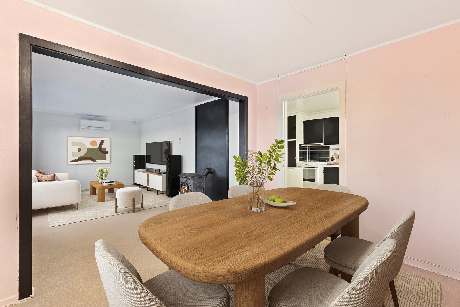 Stuen har god plass til spisebord - perfekt for måltider og samvær. Galleribilde