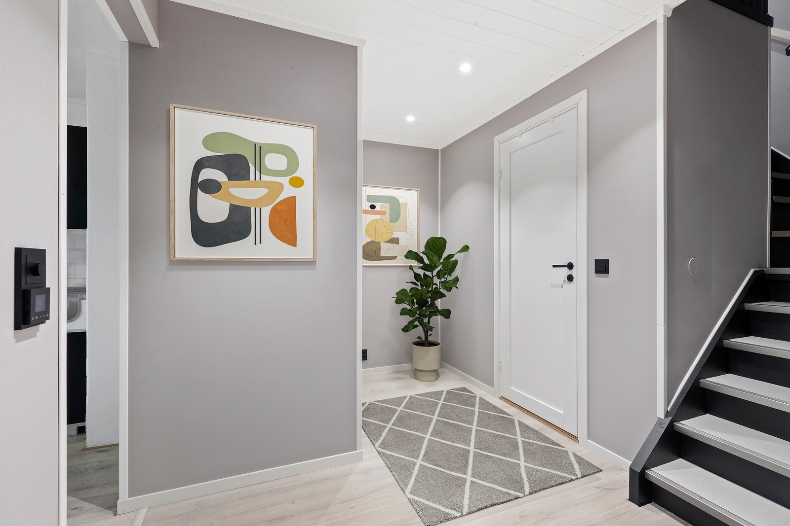 Gang med trapp som leder deg opp til loftsetasjen. Galleribilde