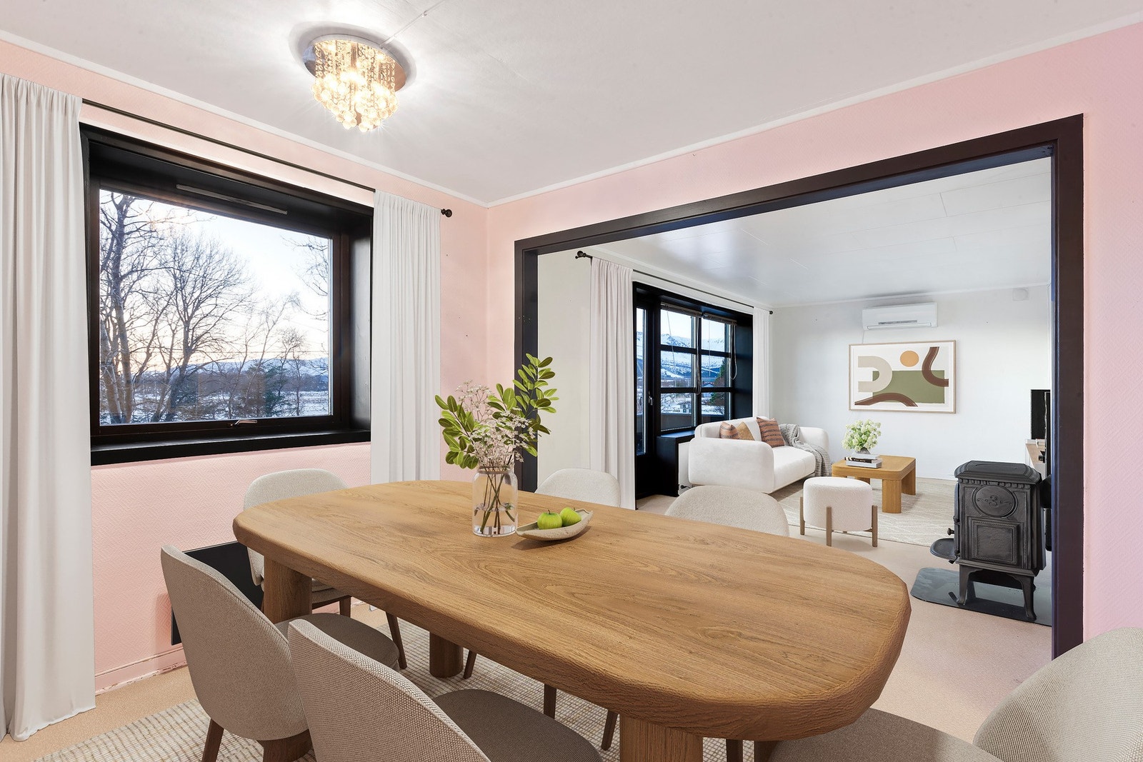 Lys stue med direkte utgang til veranda. Galleribilde