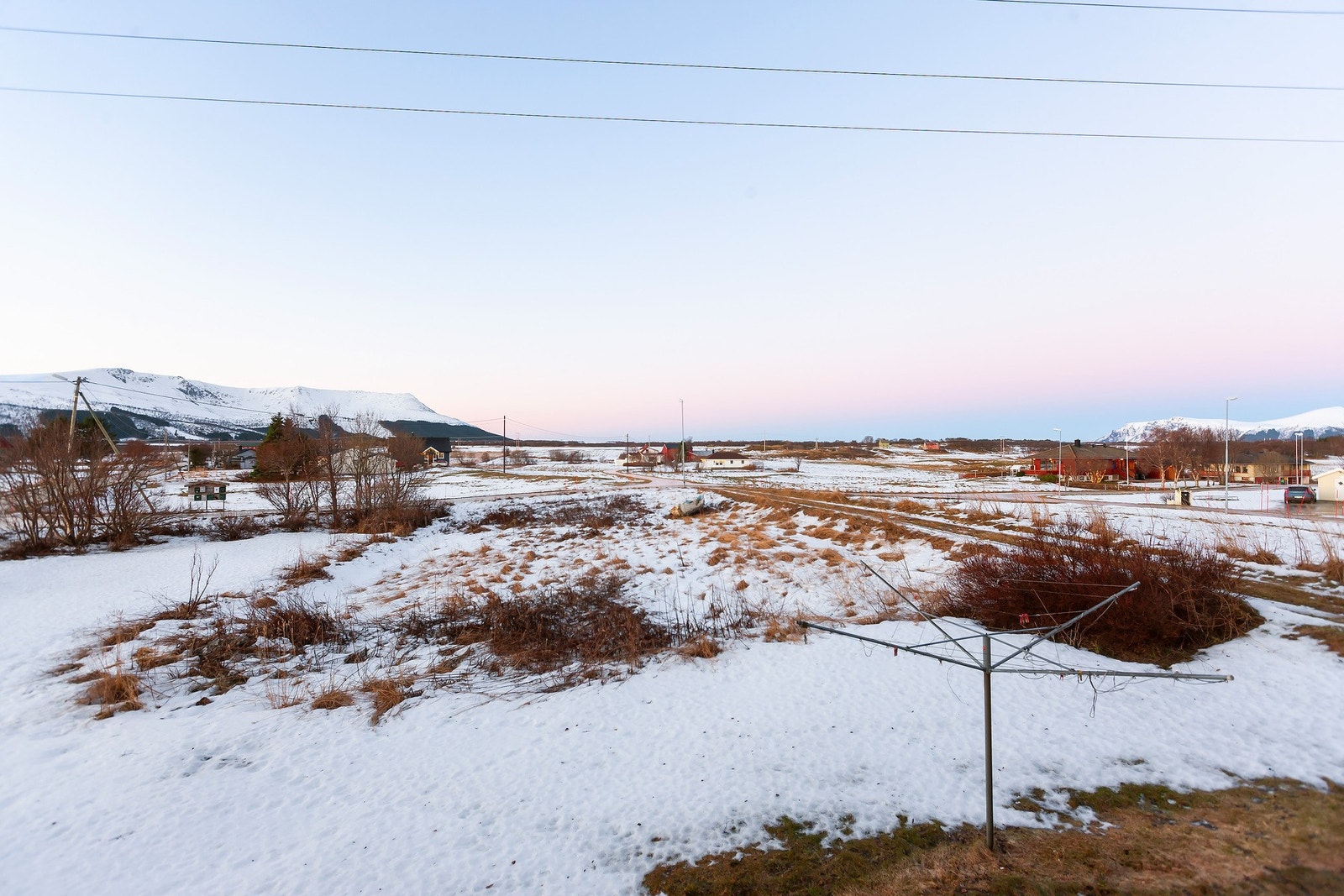Stor tomt på 2 197 kvm. Tomten er opparbeidet med plen der boligen står, resterende naturtomt. Galleribilde