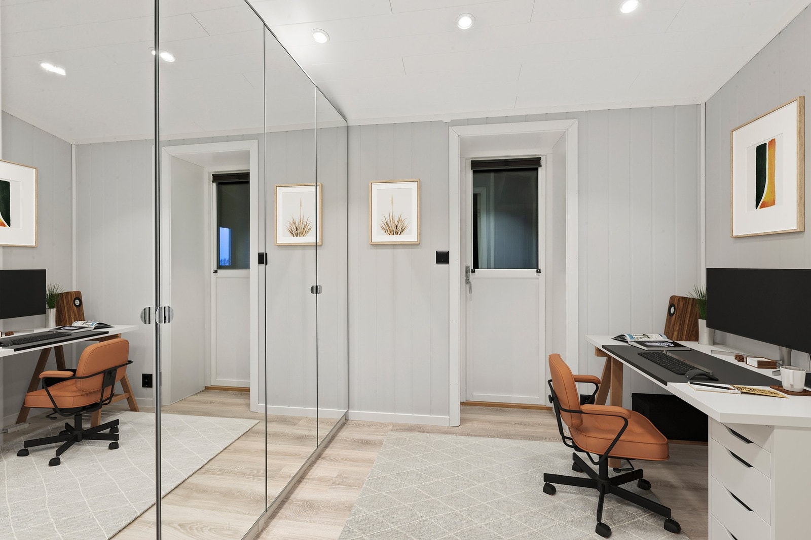 Garderobe med praktisk garderobeløsning - lett å holde orden. Galleribilde