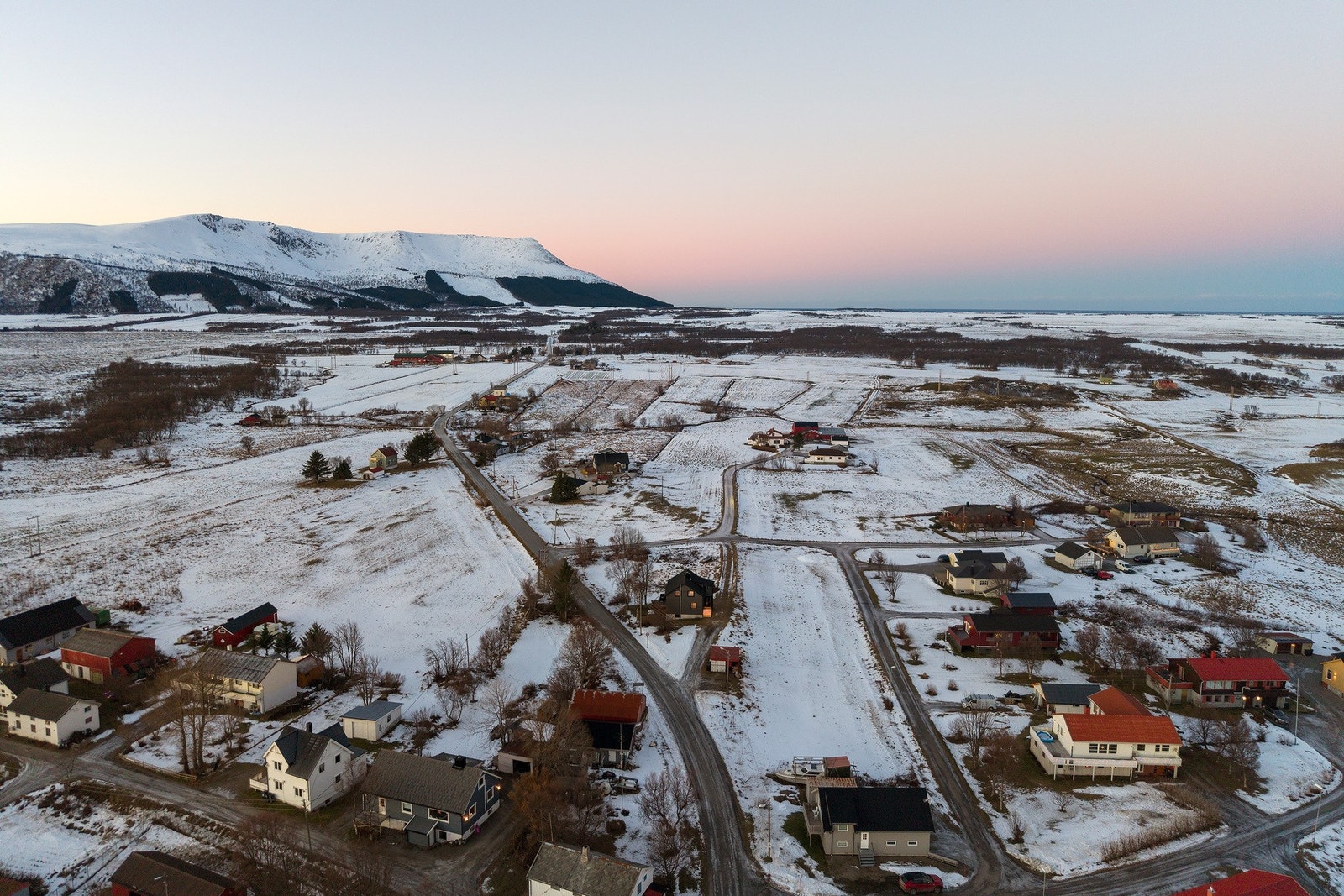 Eiendommen ligger fint til på Dverberg, omgitt av spredt bebyggelse. Galleribilde