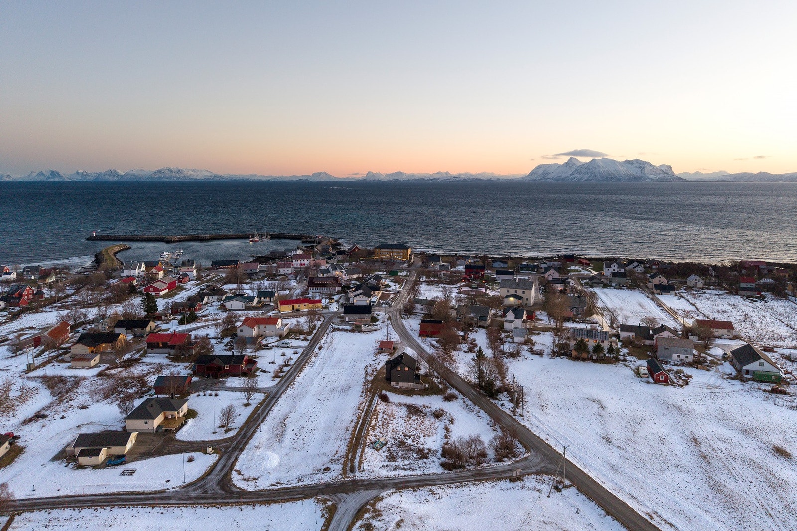 På Dverberg finner du Coop Marked, lokal kro og et aktivt kulturliv. I tillegg ligger populære Alveland bare en liten spasertur unna. Galleribilde
