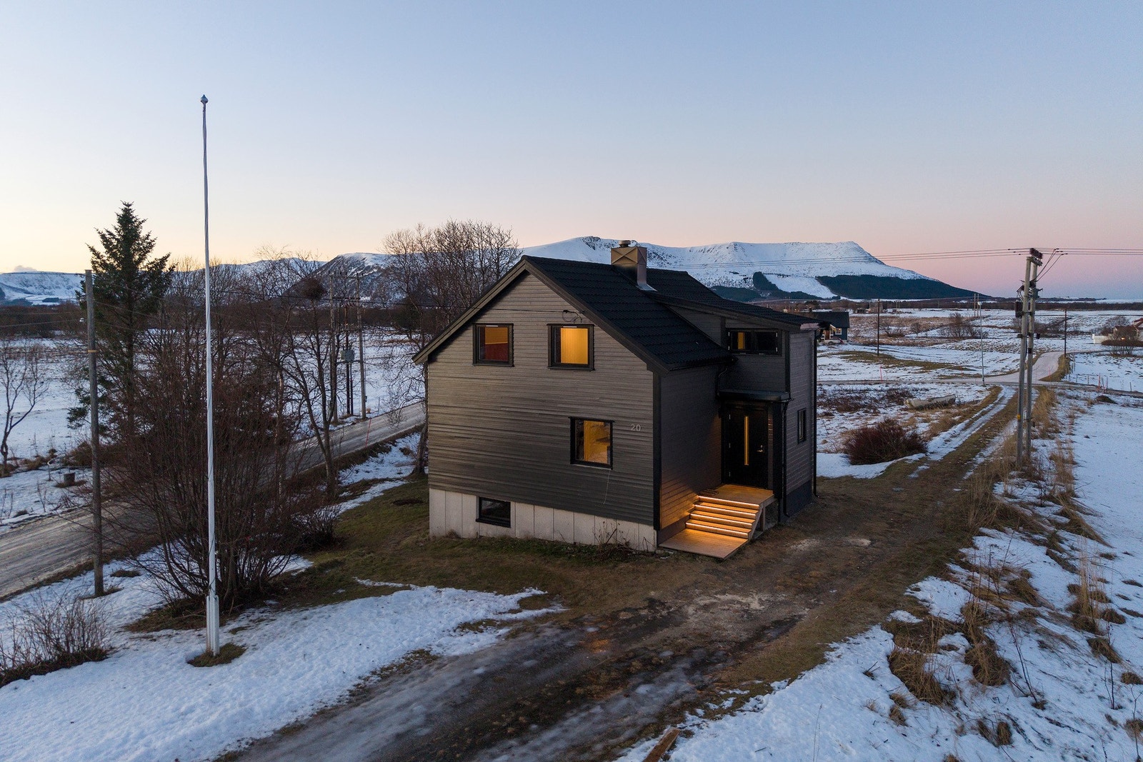 Trapp med praktisk og stemningsfull belysning. Galleribilde