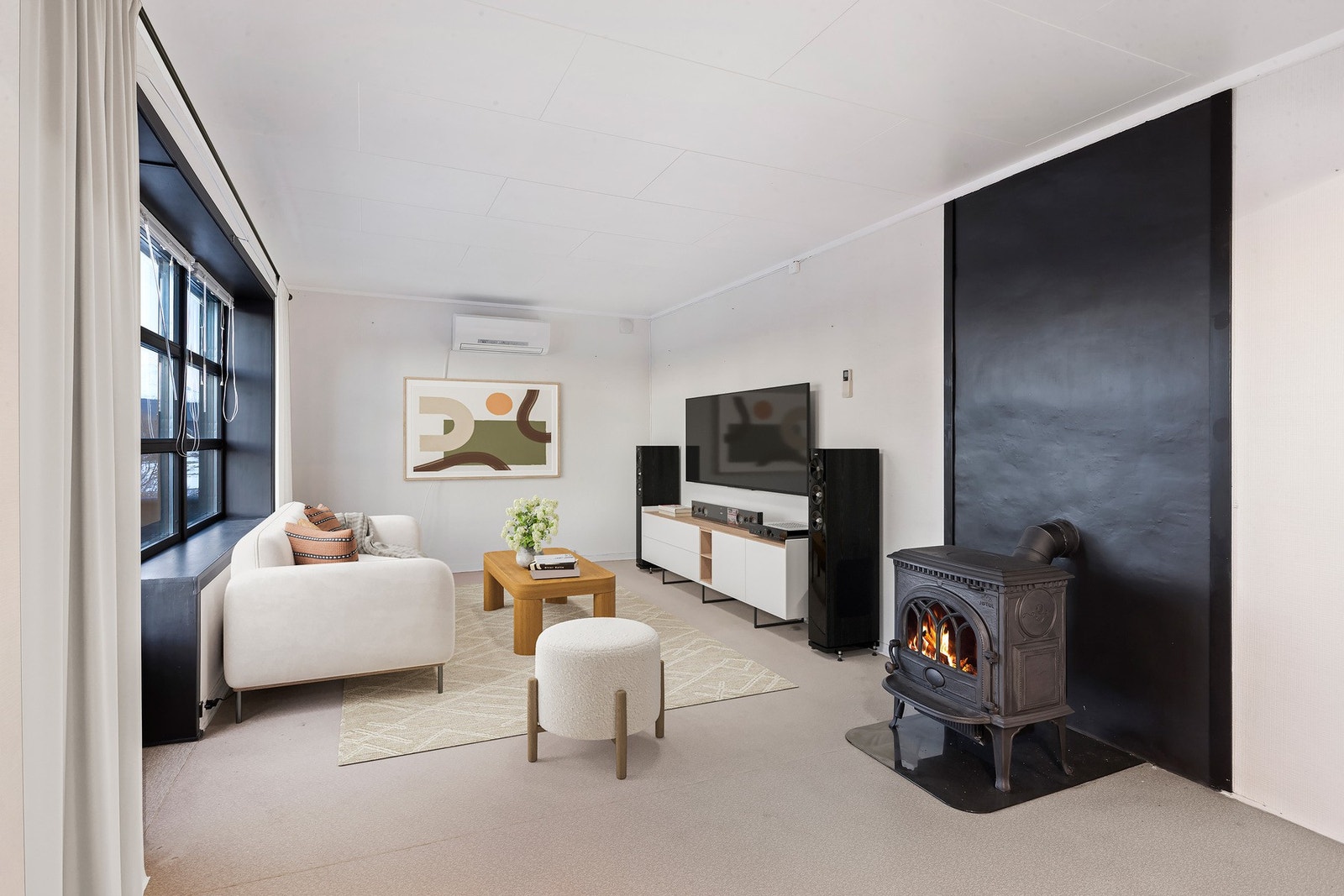 Stue med vedovn sentralt plassert i rommet - perfekt for kalde kvelder. Galleribilde