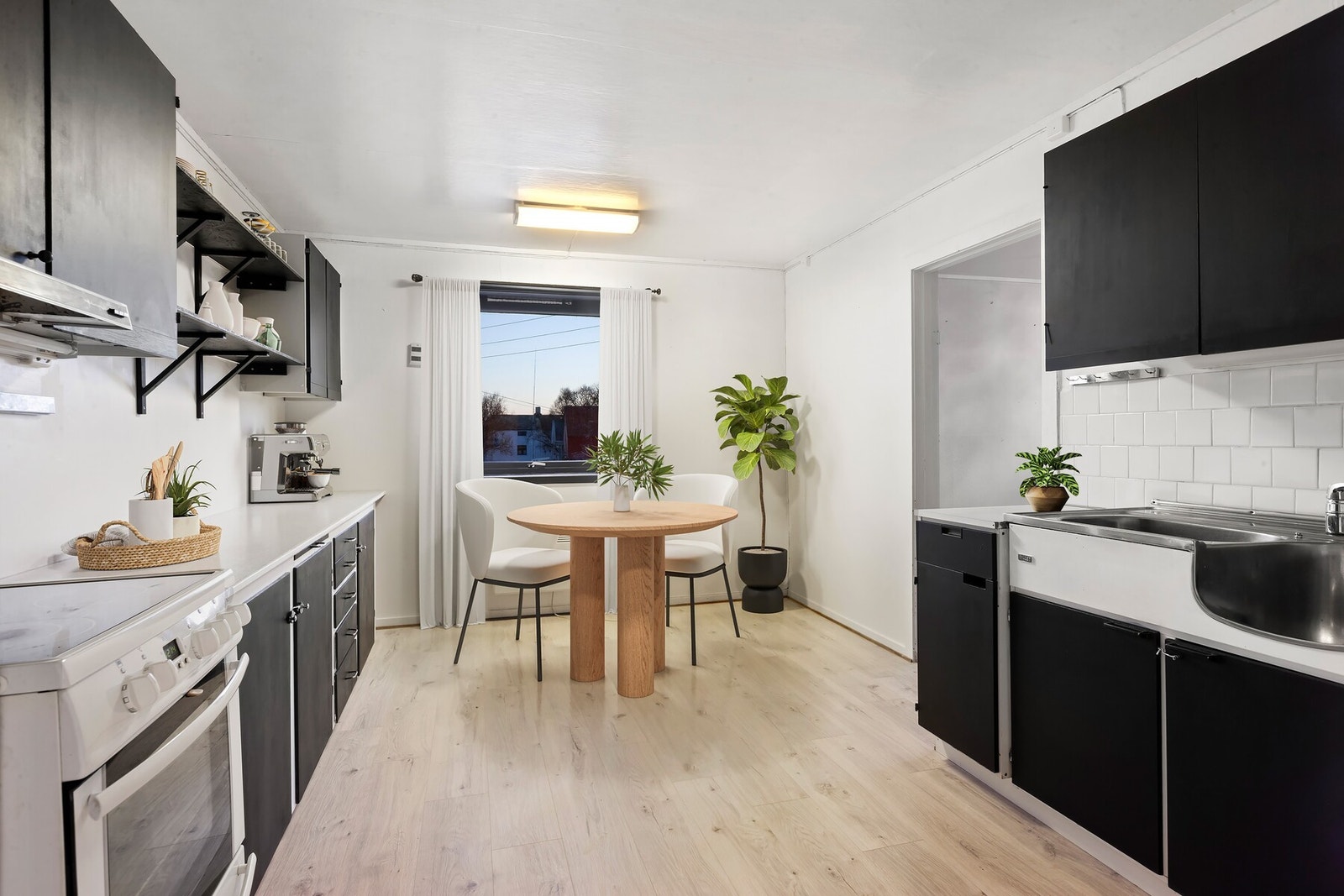 Malt kjøkkeninnredning med skuffer og skap, komfyr medfølger. Plass til kjøkkenbord. Galleribilde