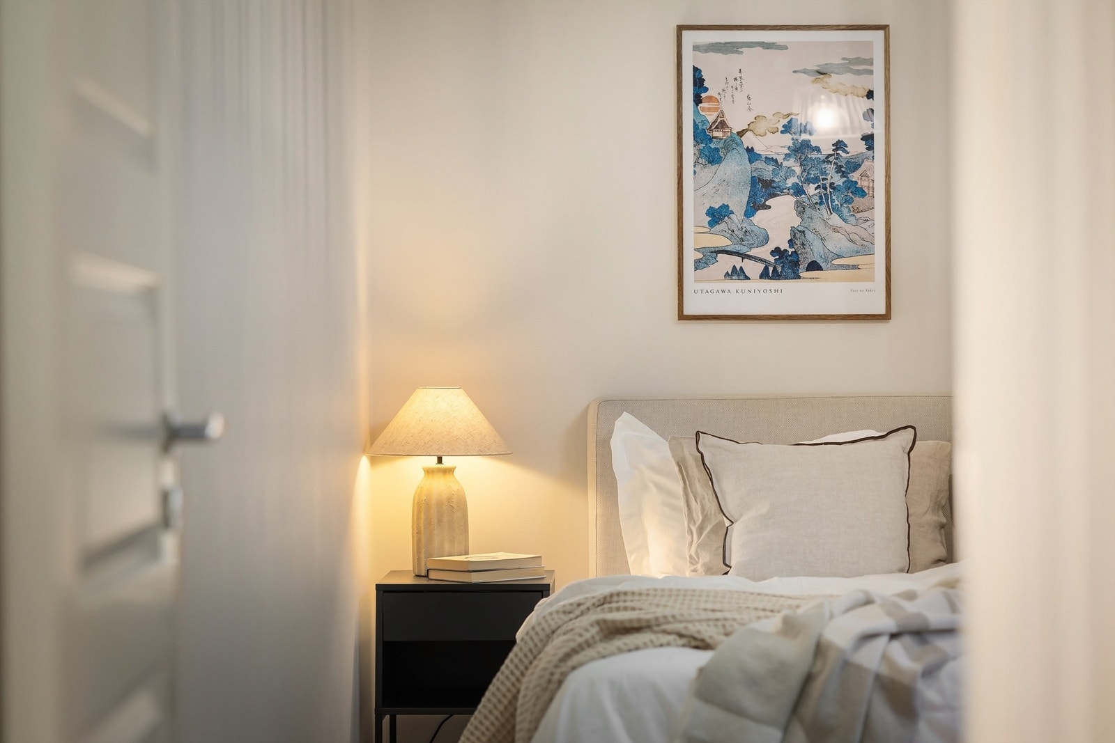 Hovedsoverom av god størrelse med plass til både dobbeltseng og tilhørende nattbord Galleribilde