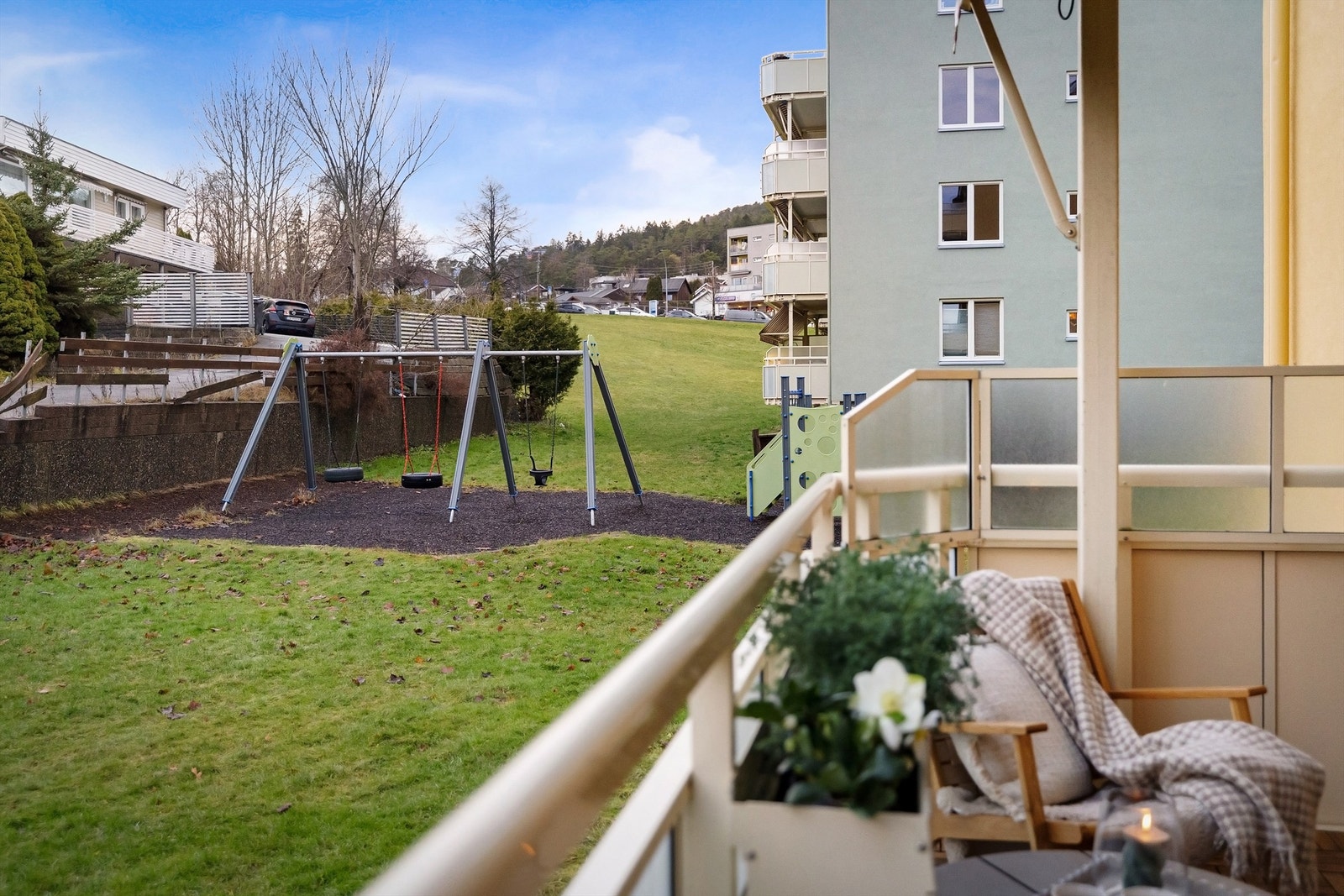 Balkongen byr på en hyggelig utsikt mot rolige grøntarealer Galleribilde