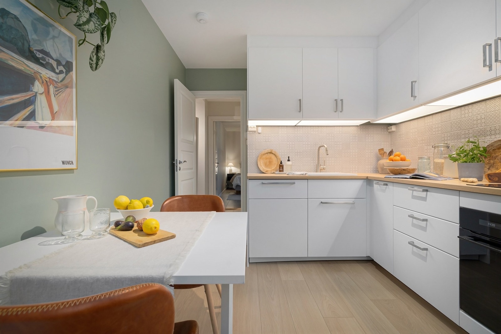 I og med at kjøkkenet er adskilt, tilfredsstilles de aller fleste behov hva gjelder størrelse, utsyn og et naturlig spisested Galleribilde