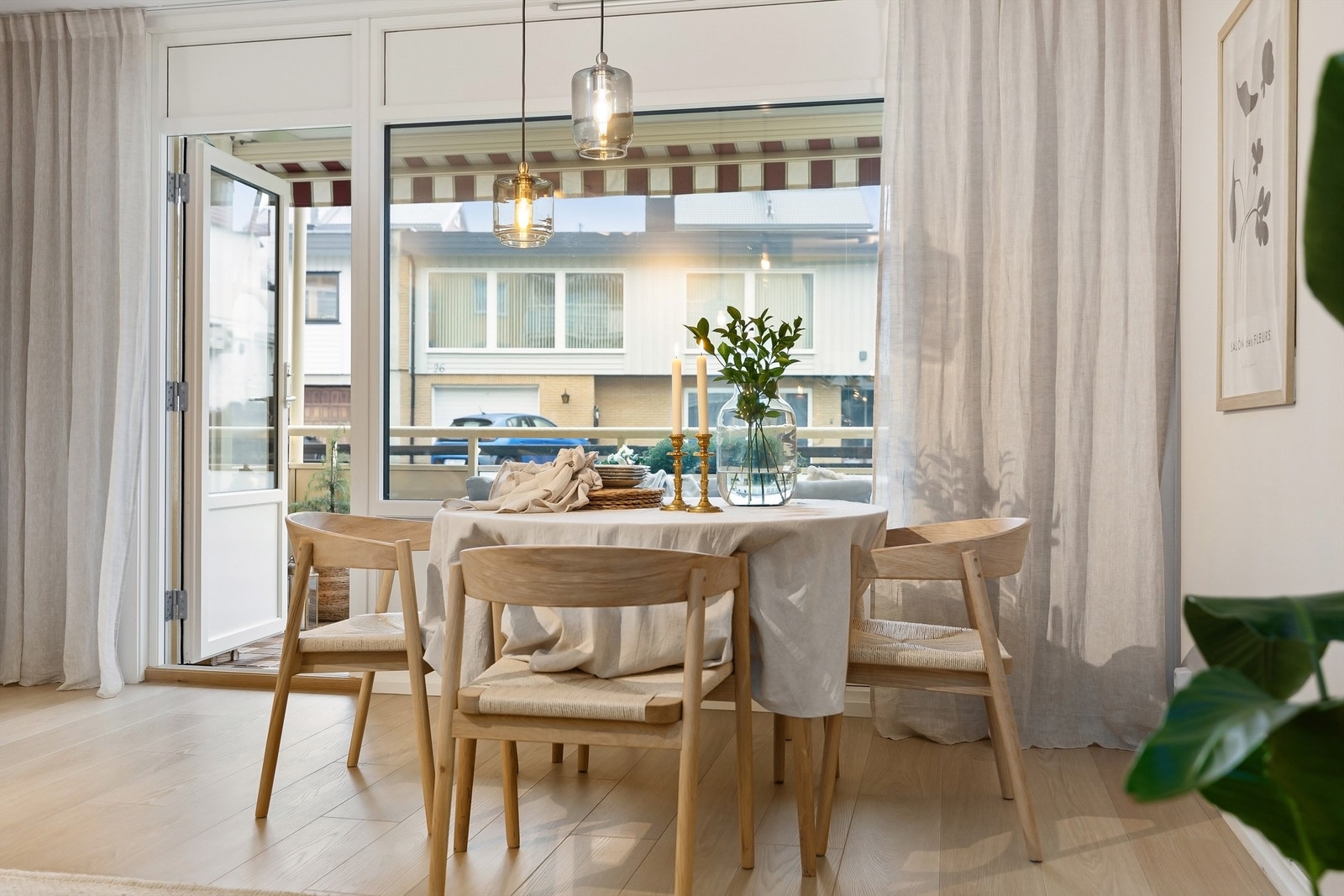 Hit kan du invitere til gode middager og flotte kvelder i godt selskap! Vinduer og balkongdør er fra 2024 Galleribilde