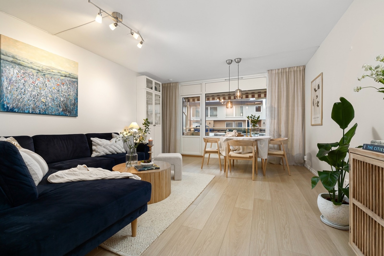 Lys og pen 3-roms andelsleilighet beliggende i høy 1. etasje med solrik balkong vendt mot hyggelige og grønne omgivelser Galleribilde