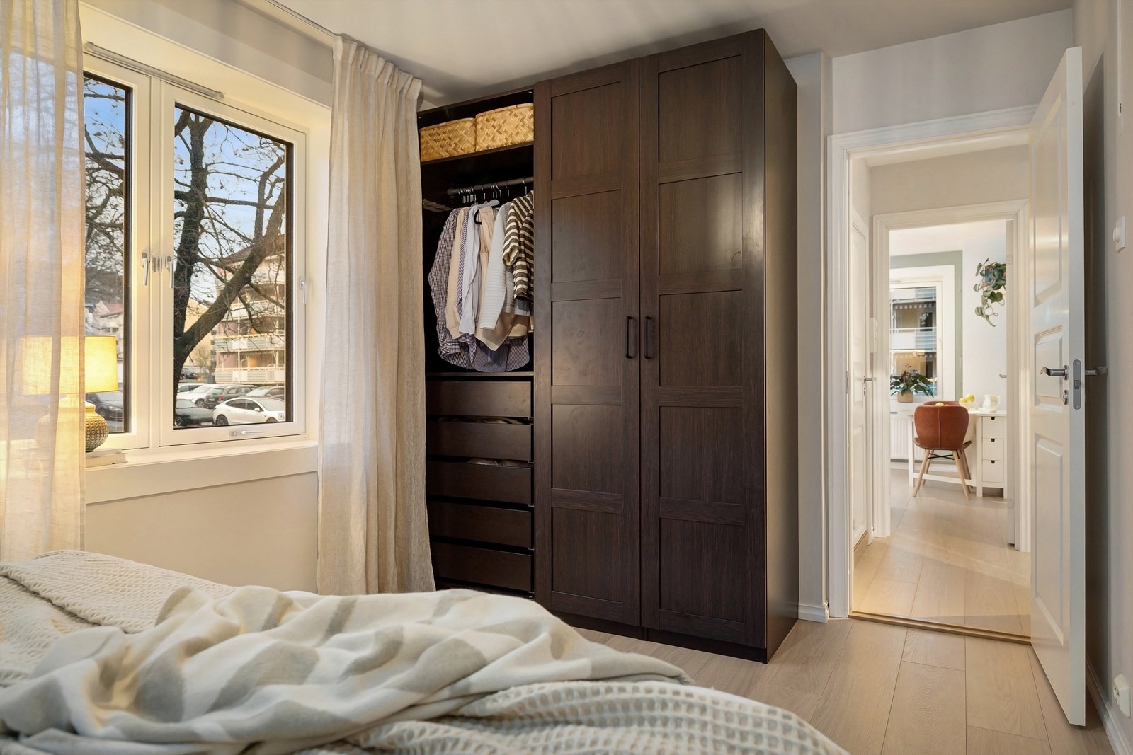 God plass til romslig garderobeskap som gir rikelig med oppbevaringsplass Galleribilde