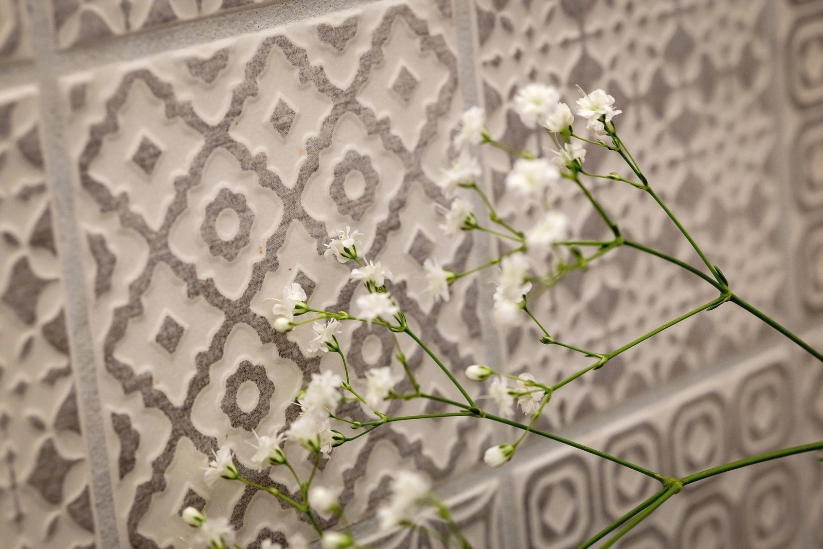 Lekre fliser belagt på vegg mellom benkeplate og overskap Galleribilde