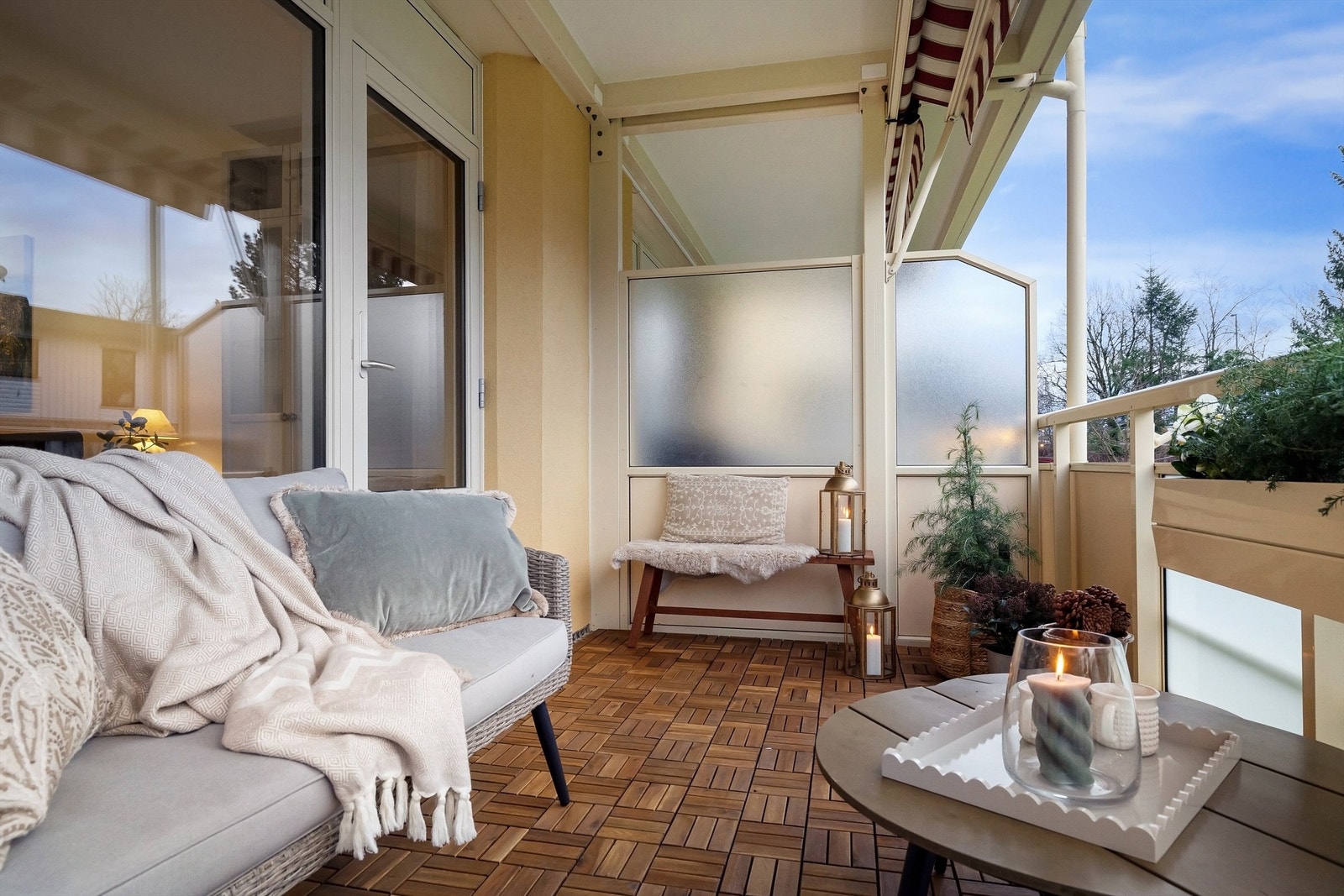 Solskjerming i form av markise er montert og gjør balkongen sval på de varmeste dager Galleribilde