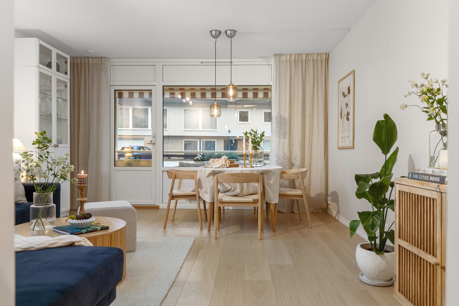 Langs de store vindusflatene er det god plass til et større spisebord Galleribilde