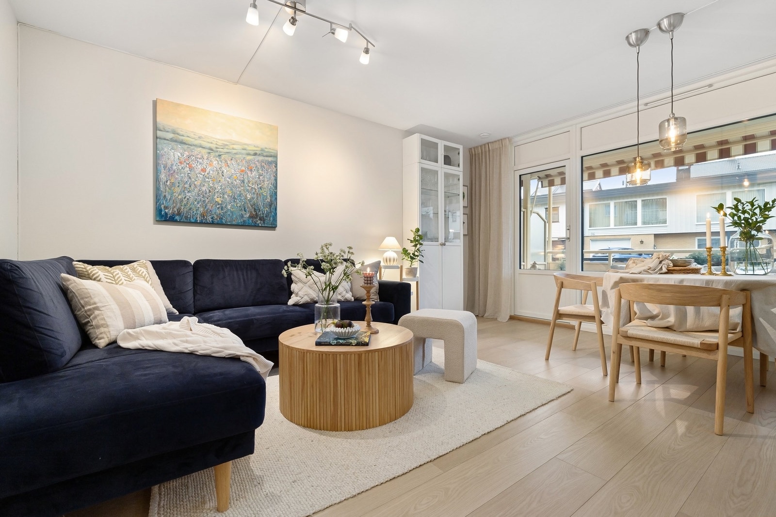 Dette er leiligheten for deg som ønsker kort vei til både byen og marka, i barnevennlige omgivelser det er lett å finne seg til rette i! Galleribilde