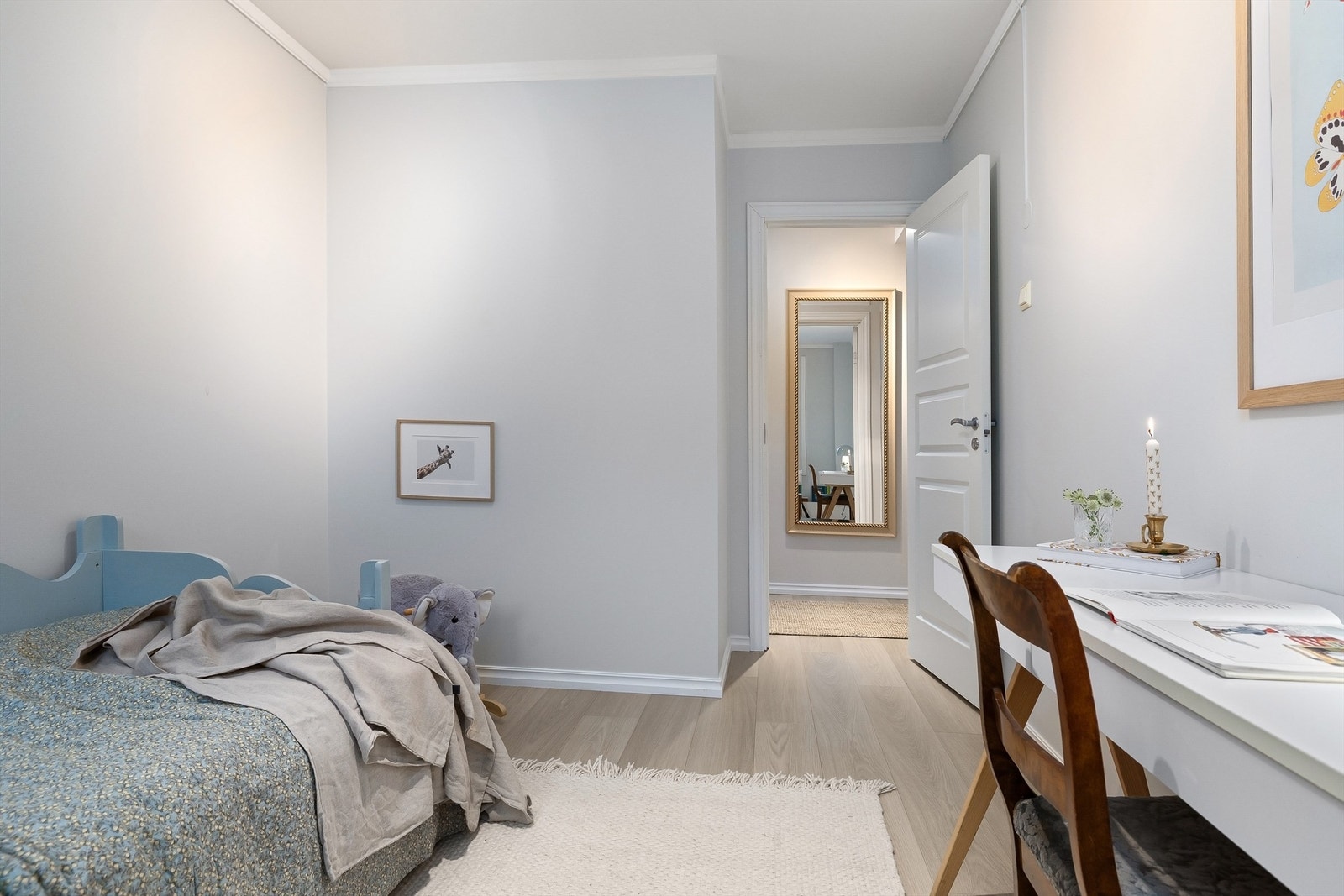 Rommet har lysmalte overplater med parkett på gulv Galleribilde