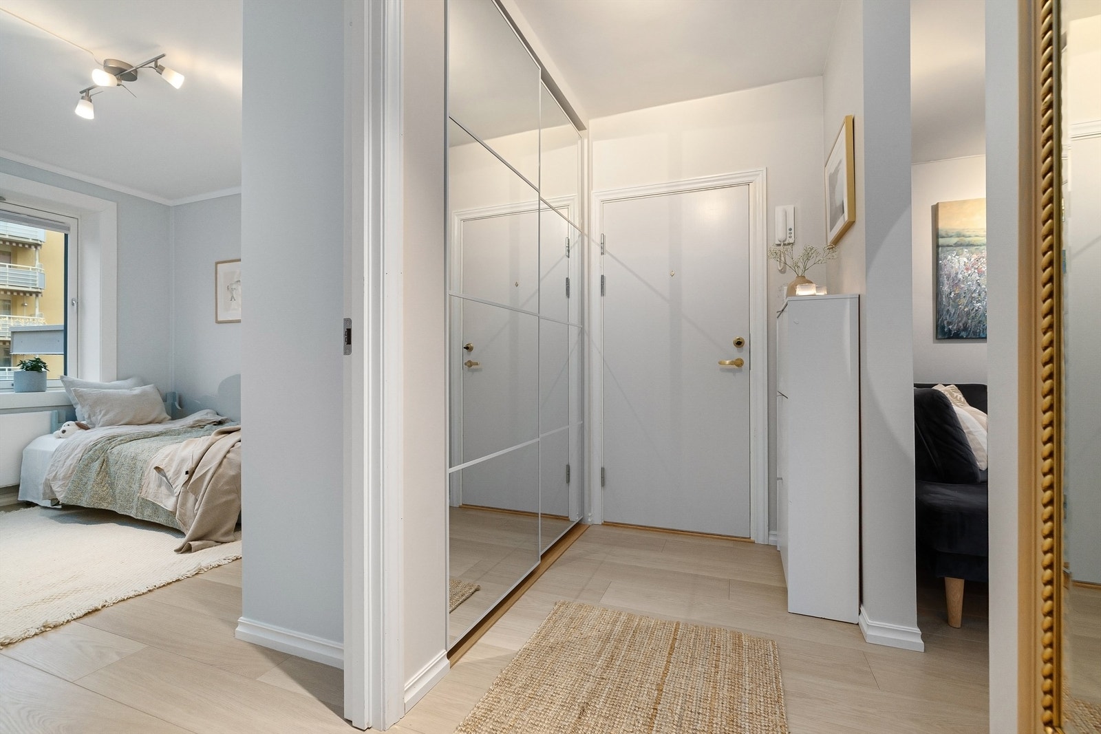 Skyvedørsgarderobe gir praktisk lagringsplass og bidrar til et ryddig og innbydende førsteinntrykk Galleribilde