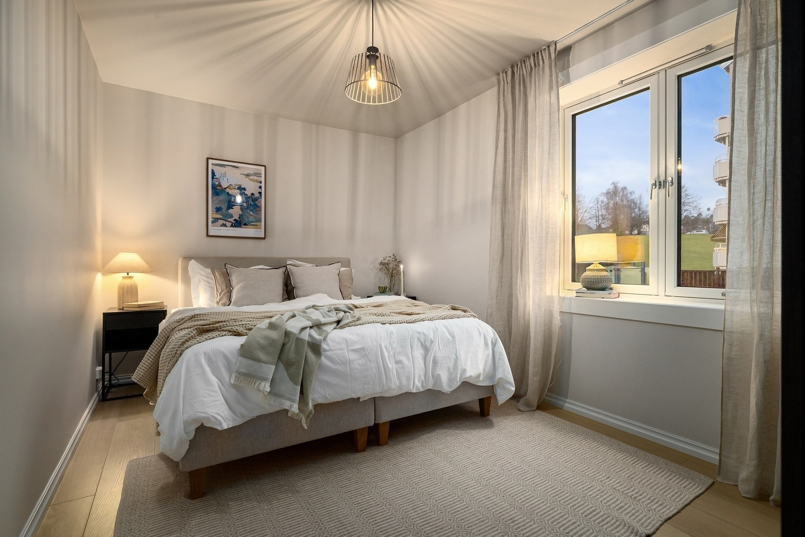 Store vindusflater skaper et lyst og luftig soverom Galleribilde