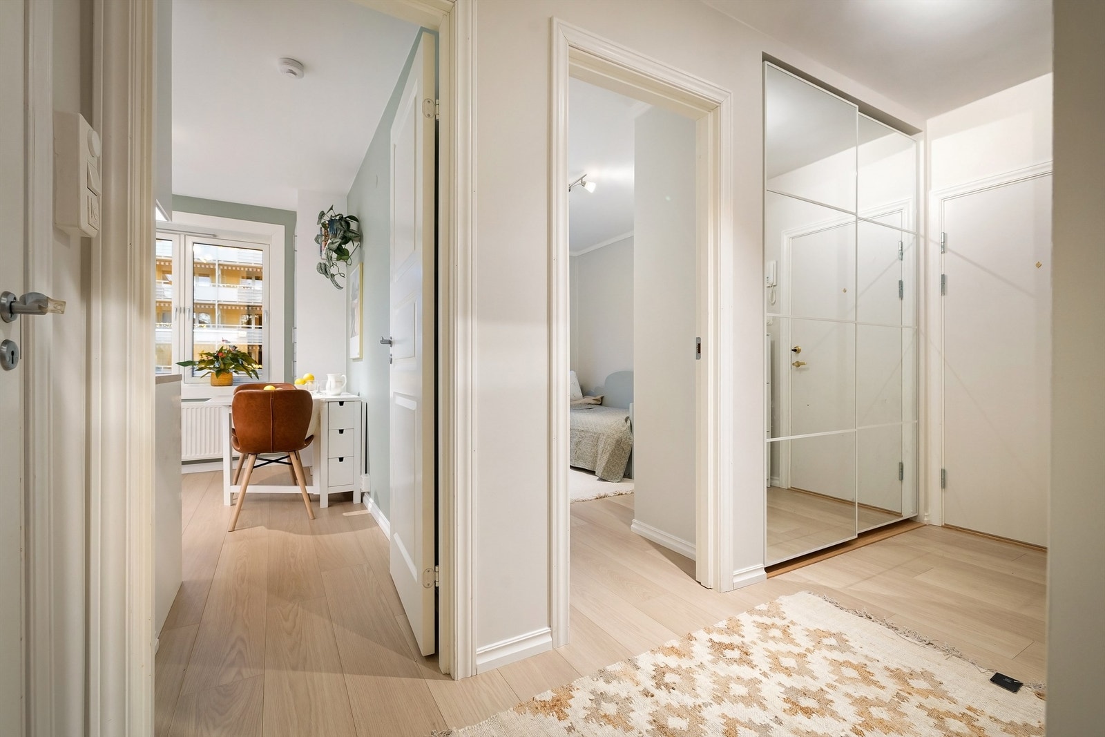 Entré/gang med god plass til oppbevaring av yttertøy og sko Galleribilde