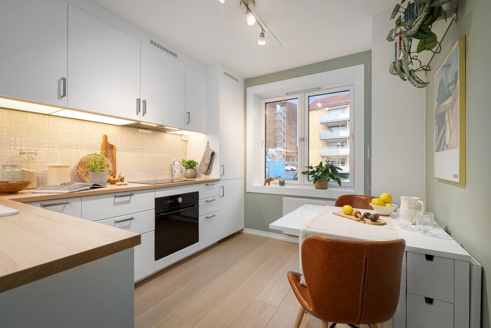 Kjøkkenet ble pusset opp i 2020 og fremstår som moderne og funksjonelt Galleribilde