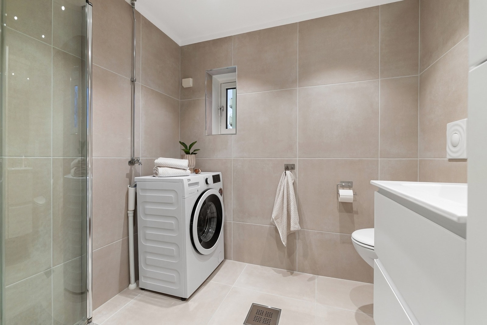 Baderom fra ca. 2004, rehabilitert i regi av borettslaget og overflateoppusset med flis på flis i 2025 Galleribilde