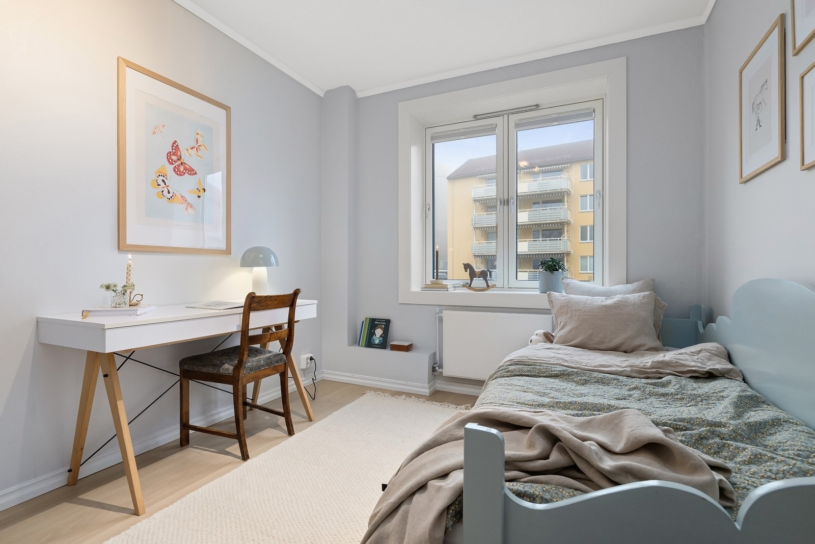 God plass til både seng, skrivebord og garderobeløsning Galleribilde