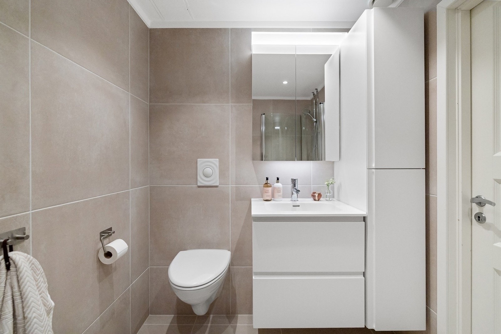 Vegghengt servantinnredning med heldekkende servant med ett-greps armatur, samt speilskap med overlys og stikkontakt Galleribilde