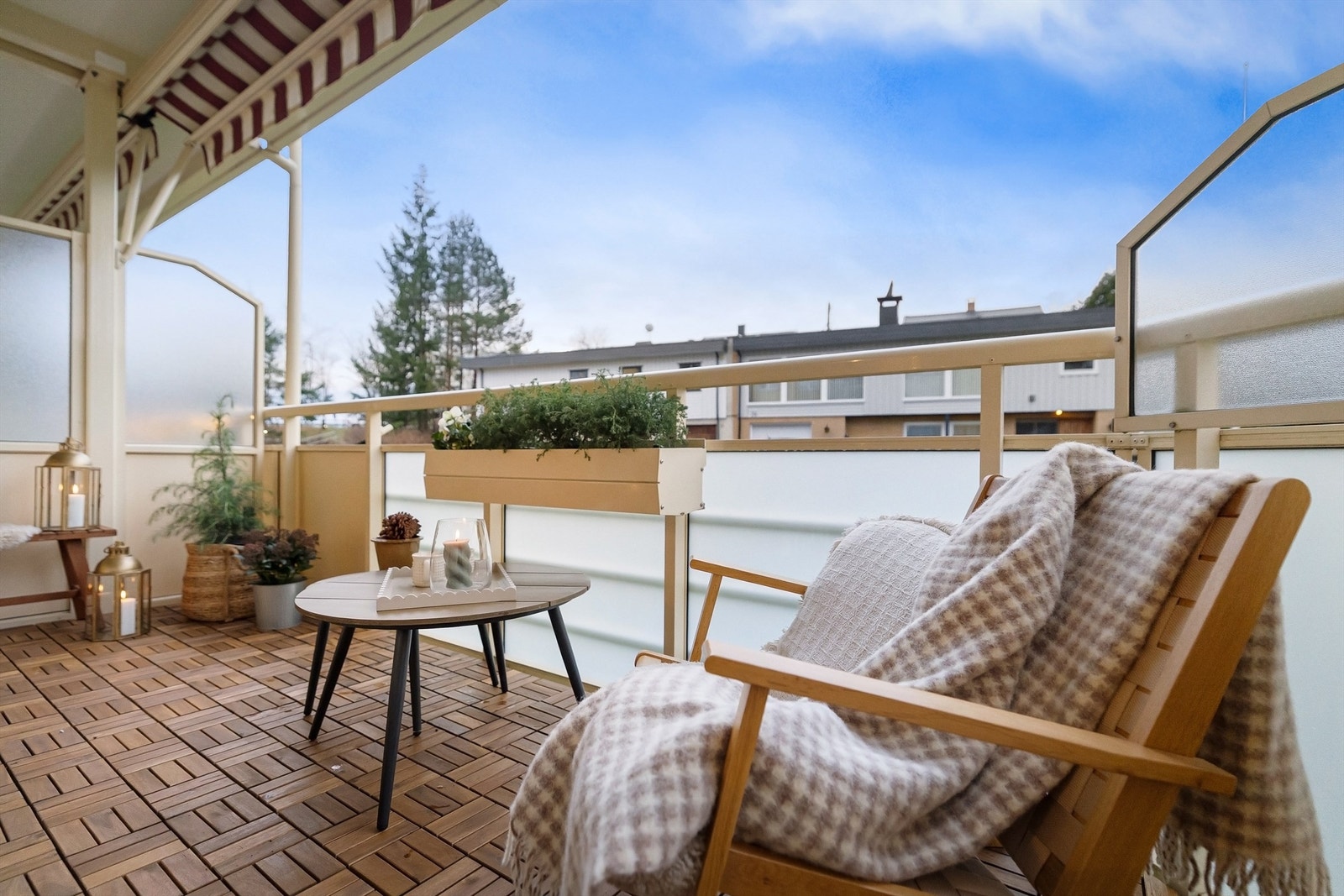 Det at balkongen er overbygget gir og muligheten til å benytte den i nesten all slags vær! Galleribilde