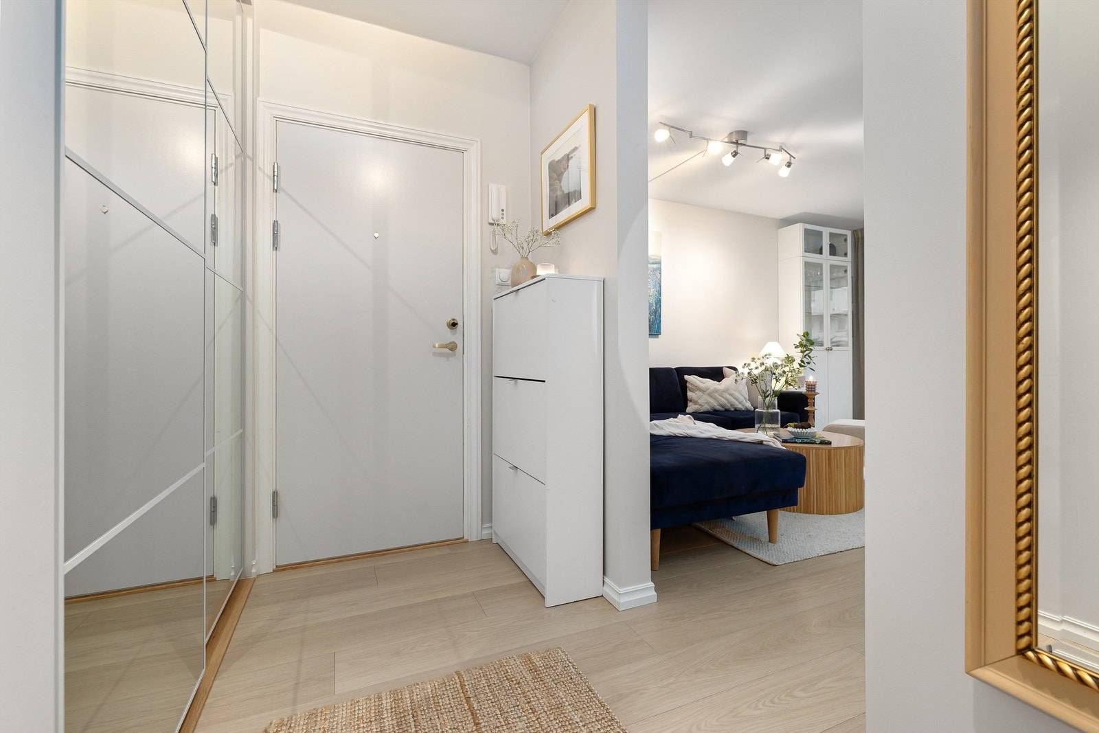 Vegg- og himlingsflater er malte, og gulvet er belagt med parkett Galleribilde