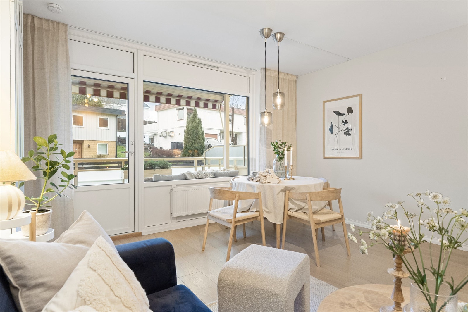 De store vindusflatene bidrar med rikelig av naturlig lys i hele rommet Galleribilde