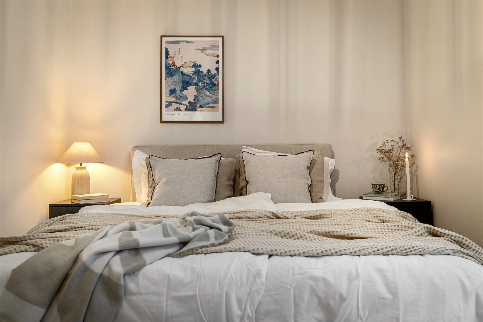 Rommet har lysmalte overlater med parkett belagt på gulv Galleribilde