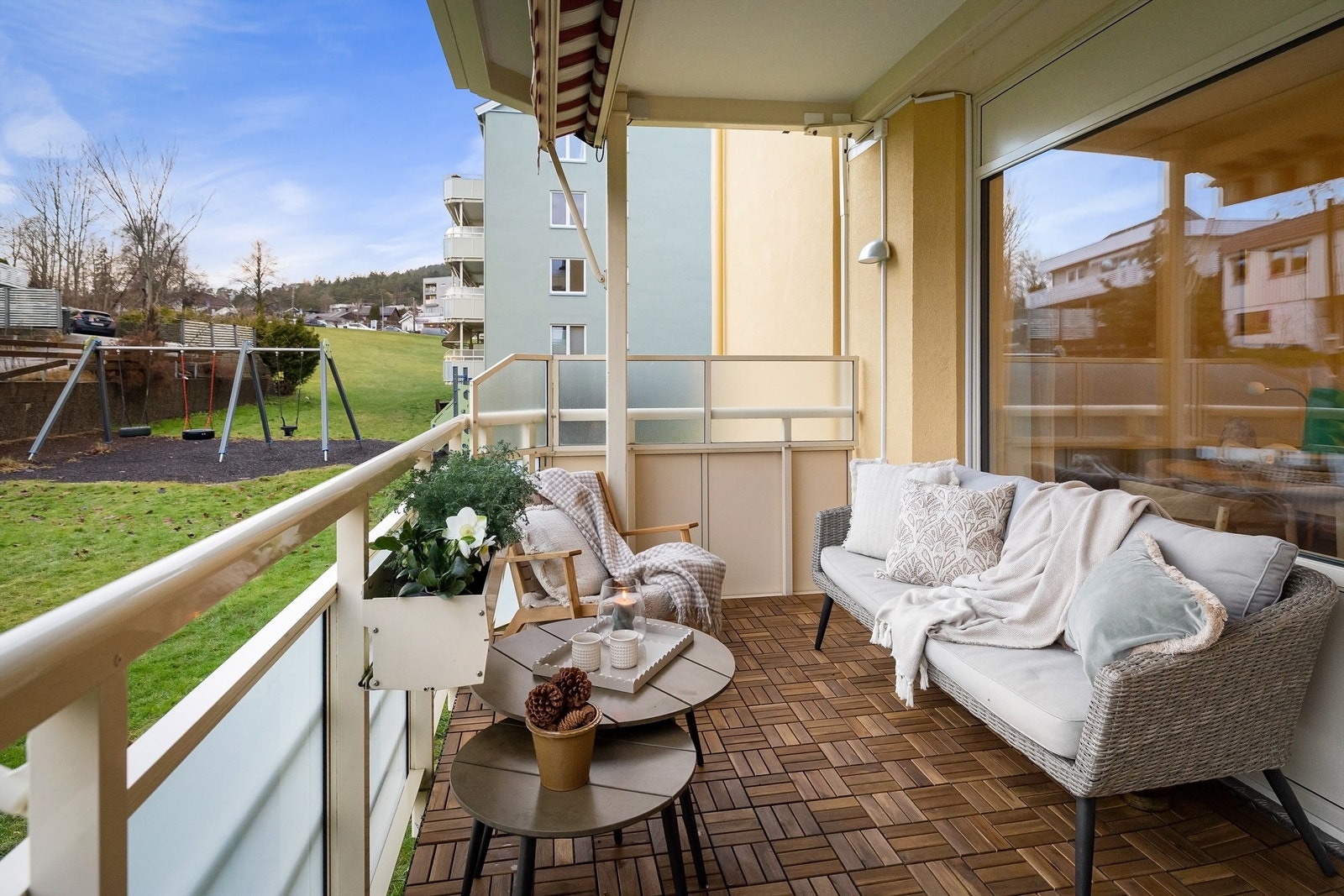 Her er det god plass til utemøblement som sittegruppe og grill - det er tillatt med el- og/eller gassgrill på balkongene Galleribilde