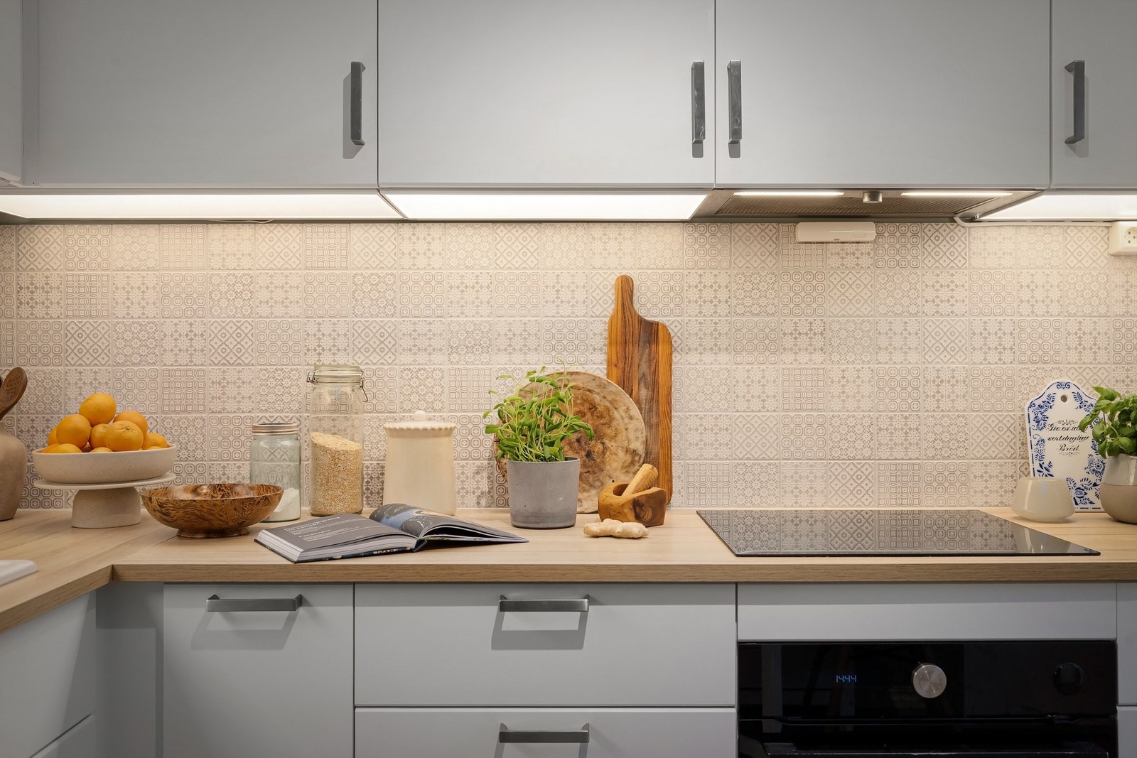 Benkeskapsbelysning og praktiske stikkontakter under overskap Galleribilde