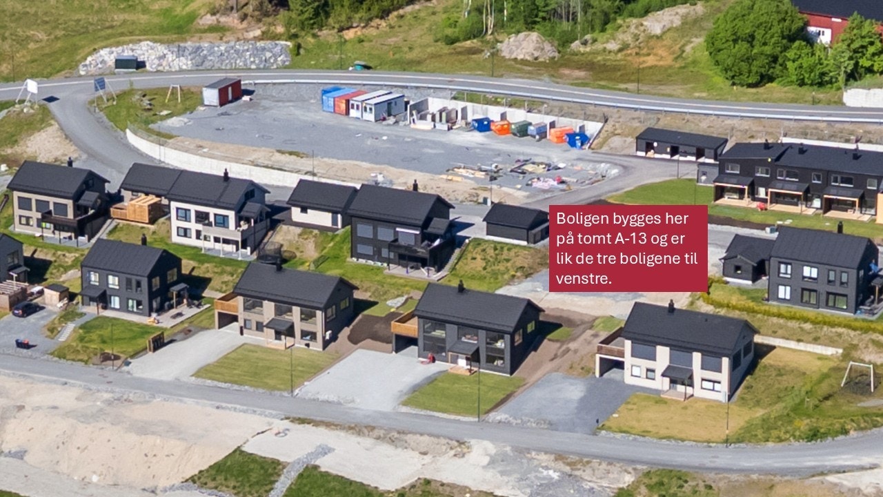 Boligens beliggenhet i feltet - avbildet blant eksisterende boligbebyggelse. Galleribilde