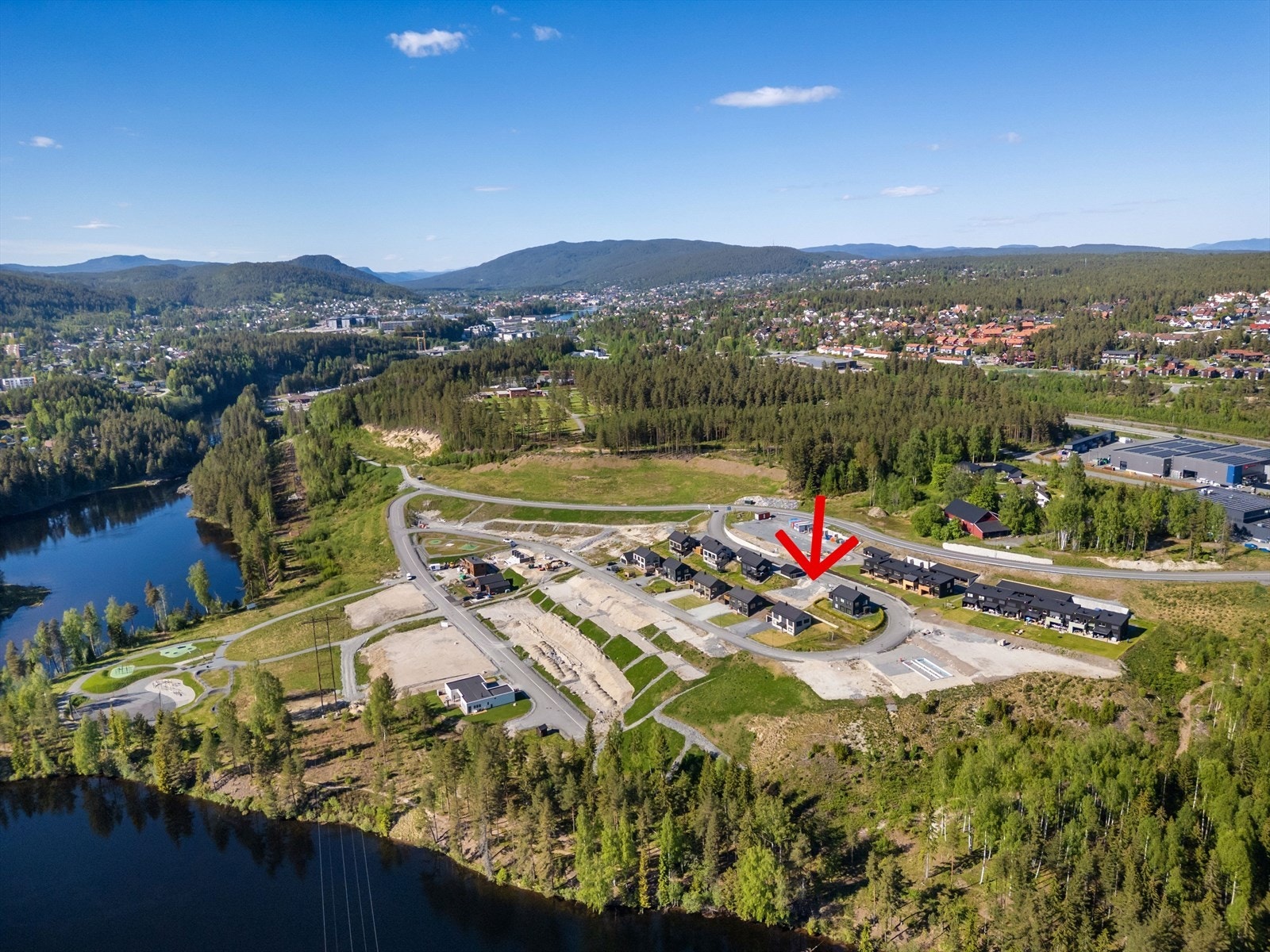 Områdebilde. Husets plassering avmerket med pil. Galleribilde