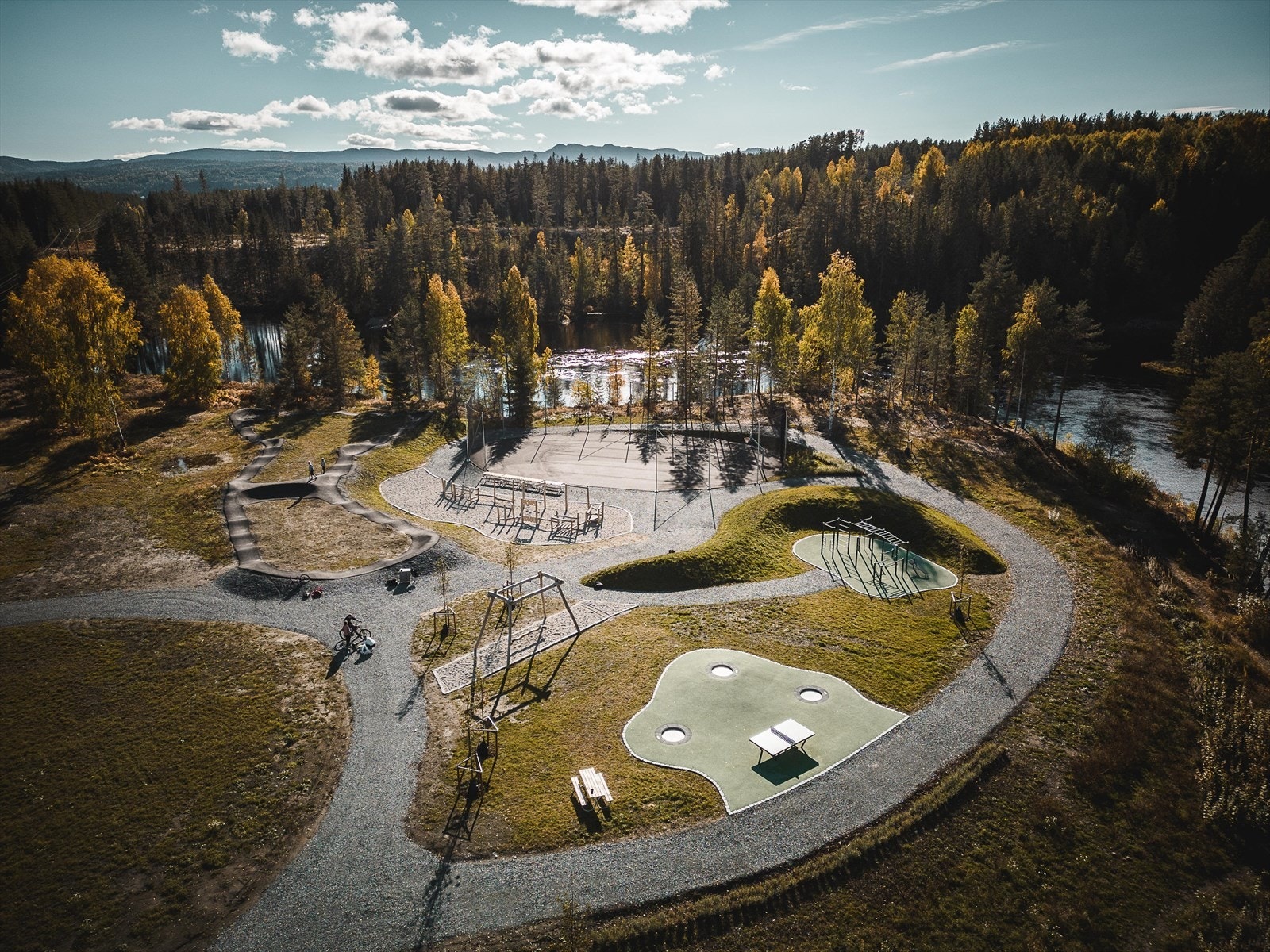 Stor lekeplass like foran boligene. Perfekt for småbarnsfamilier. Koselig gangsti langs hele elva. Galleribilde