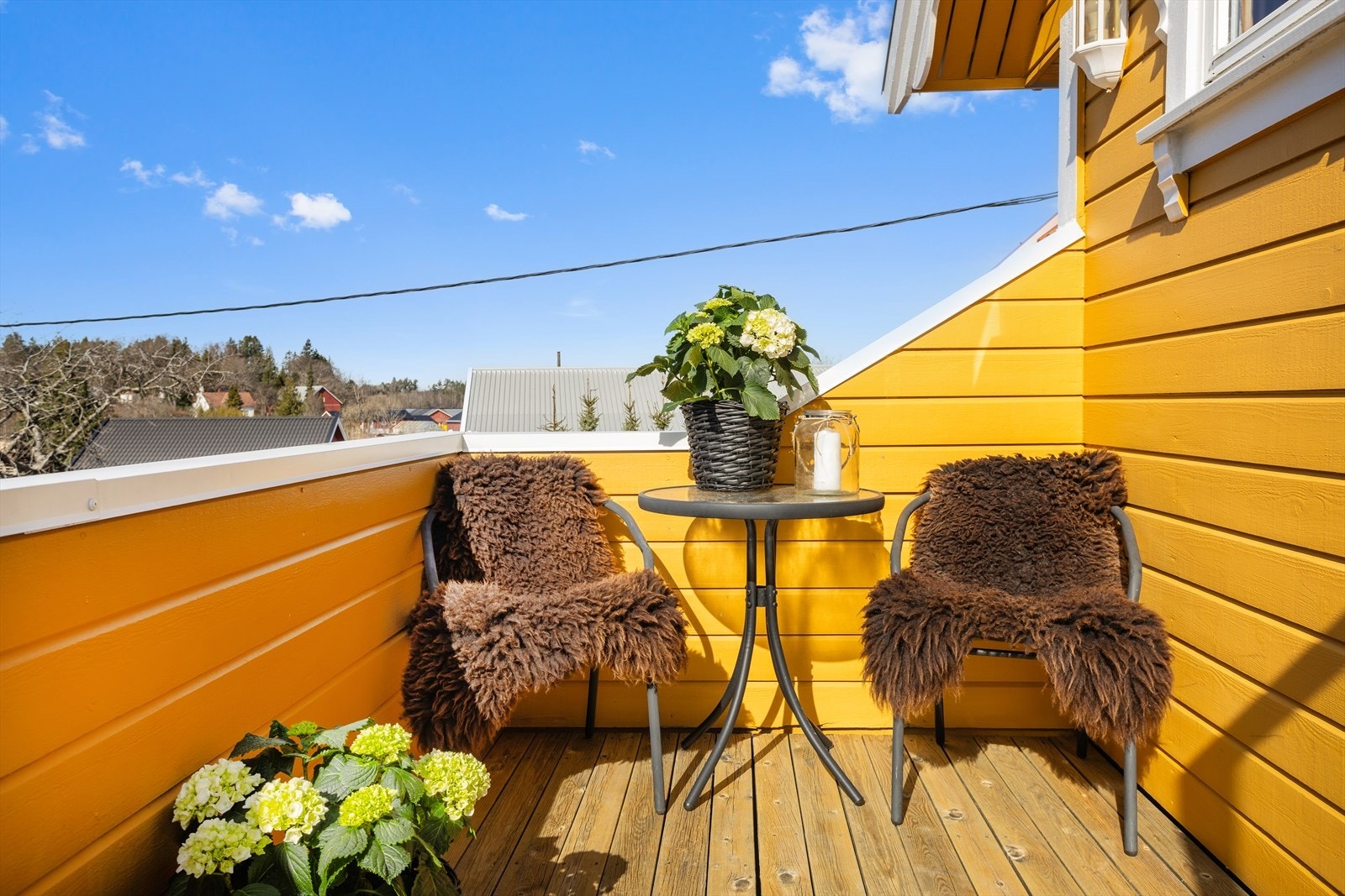 Balkong med sol til langt ut på kvelden. Galleribilde