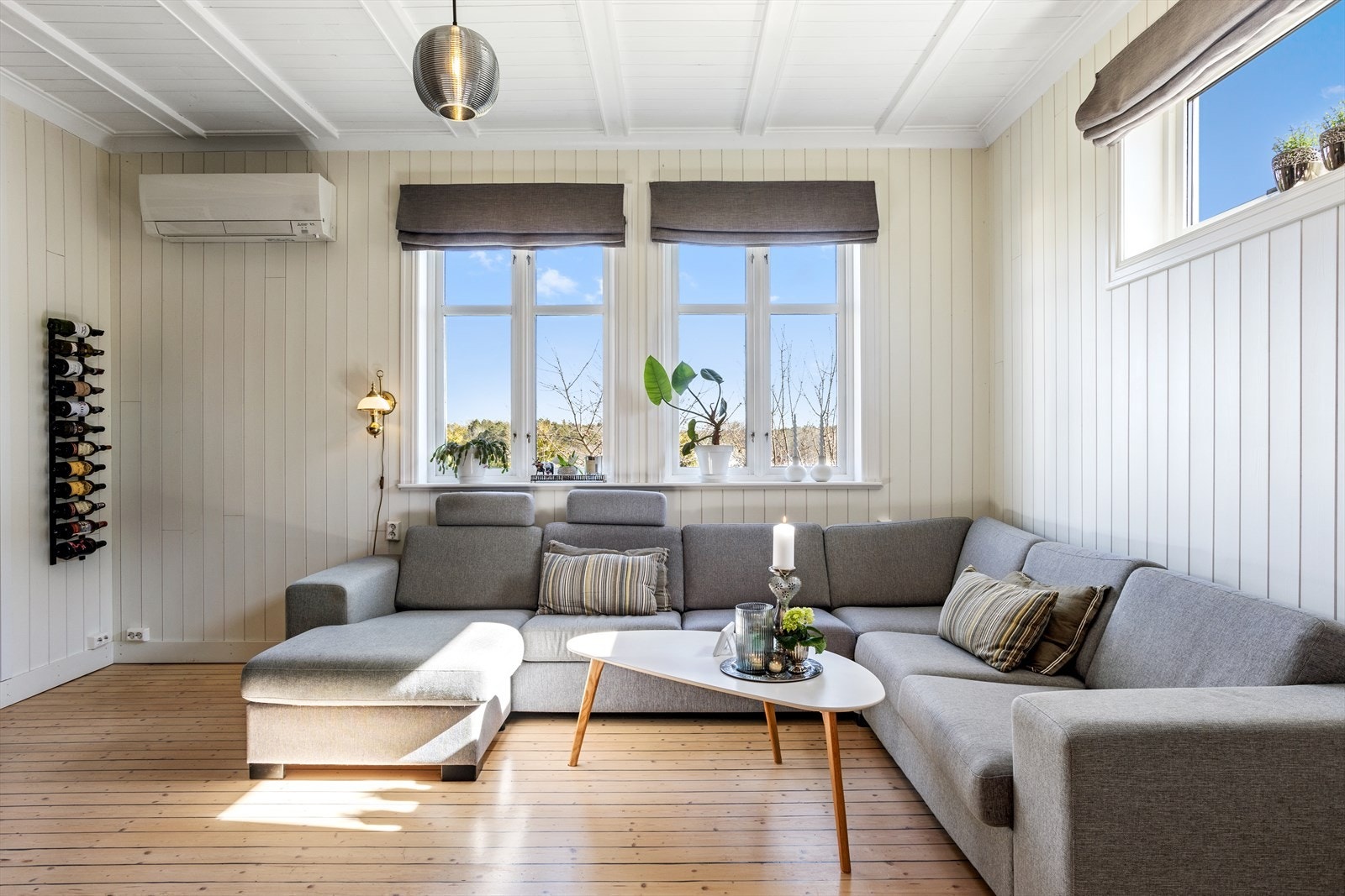 Store vindusflater sørger for rikelig med naturlig lys, og gir god kontakt med uteområdene. Galleribilde